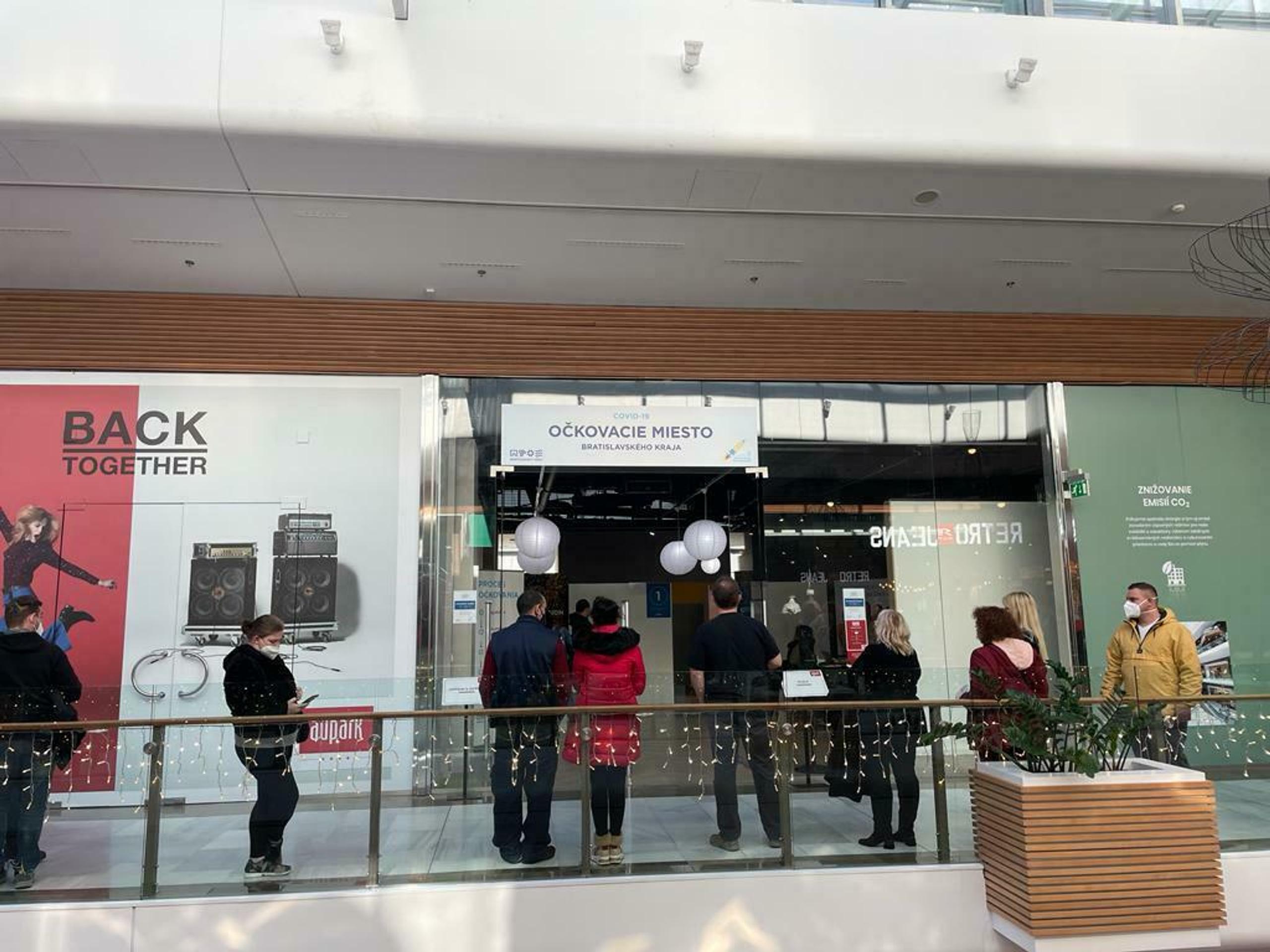 Ľudia v dlhých radoch prezradili, prečo sa nechali zaočkovať