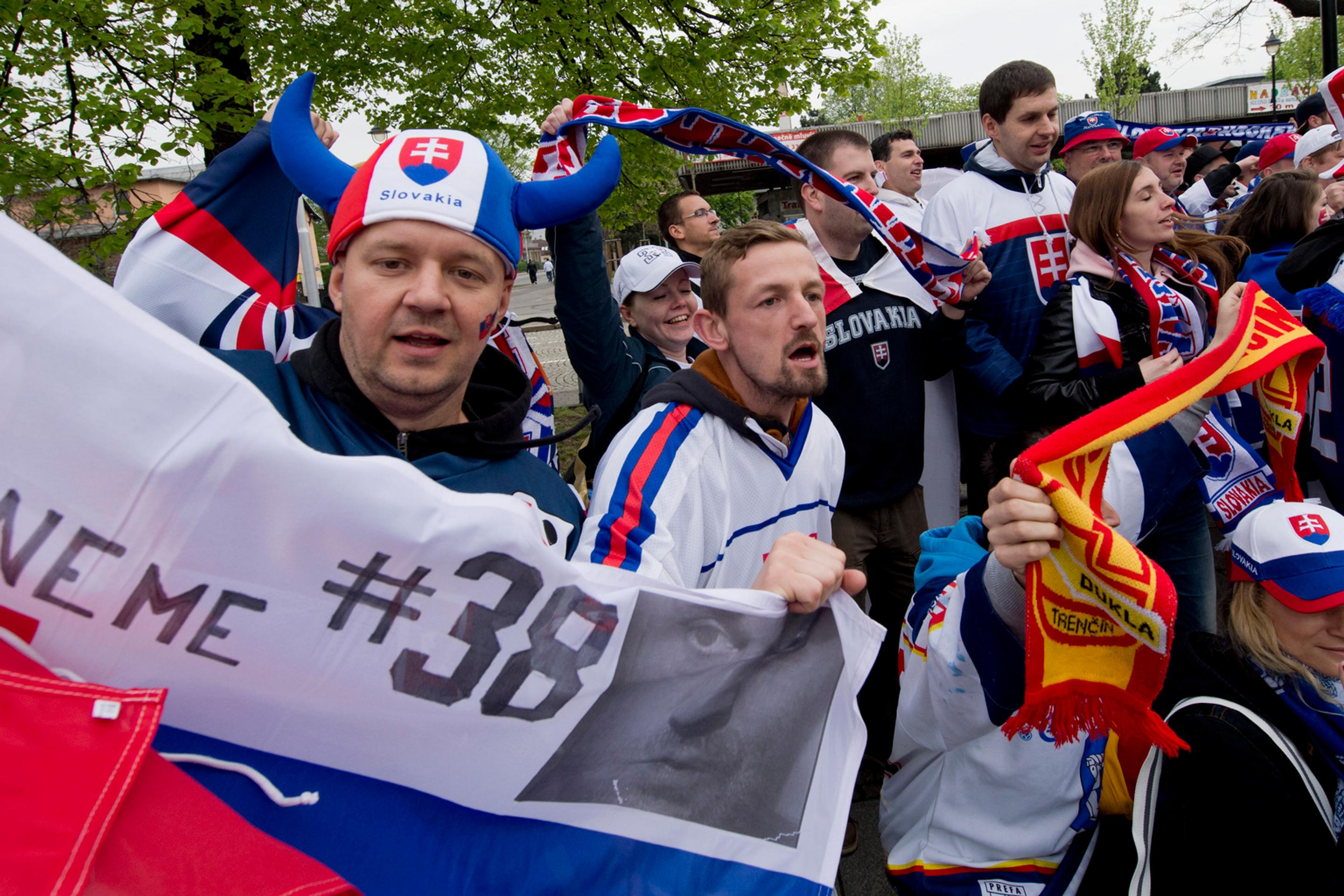 Pochod slovenských fanúšikov v Ostrave pred zápasom s Dánskom.
