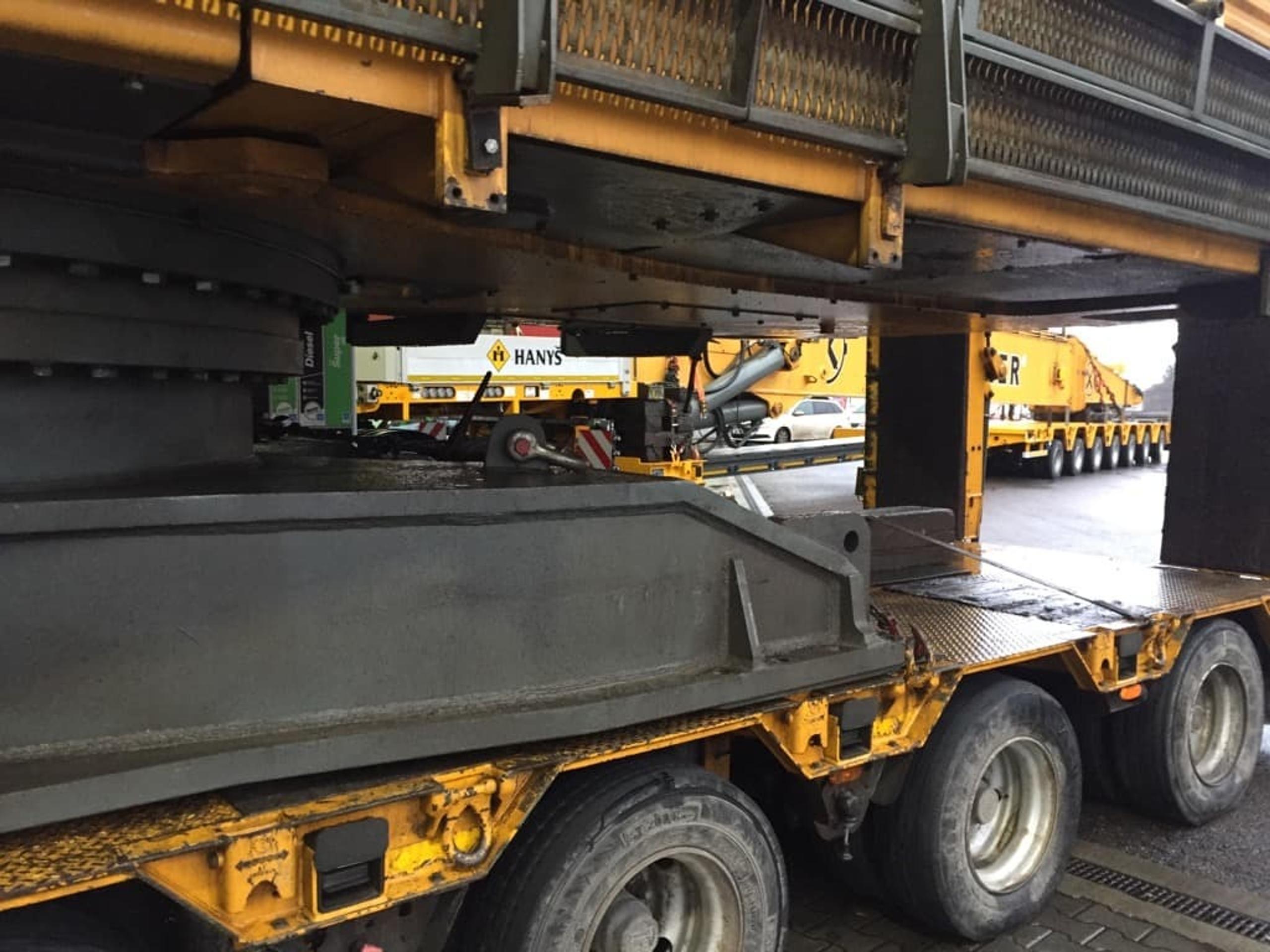 Zatiaľ čo si matka vyberala zbraň, jej dieťa sa nebezpečne približovalo k okraju pultu.