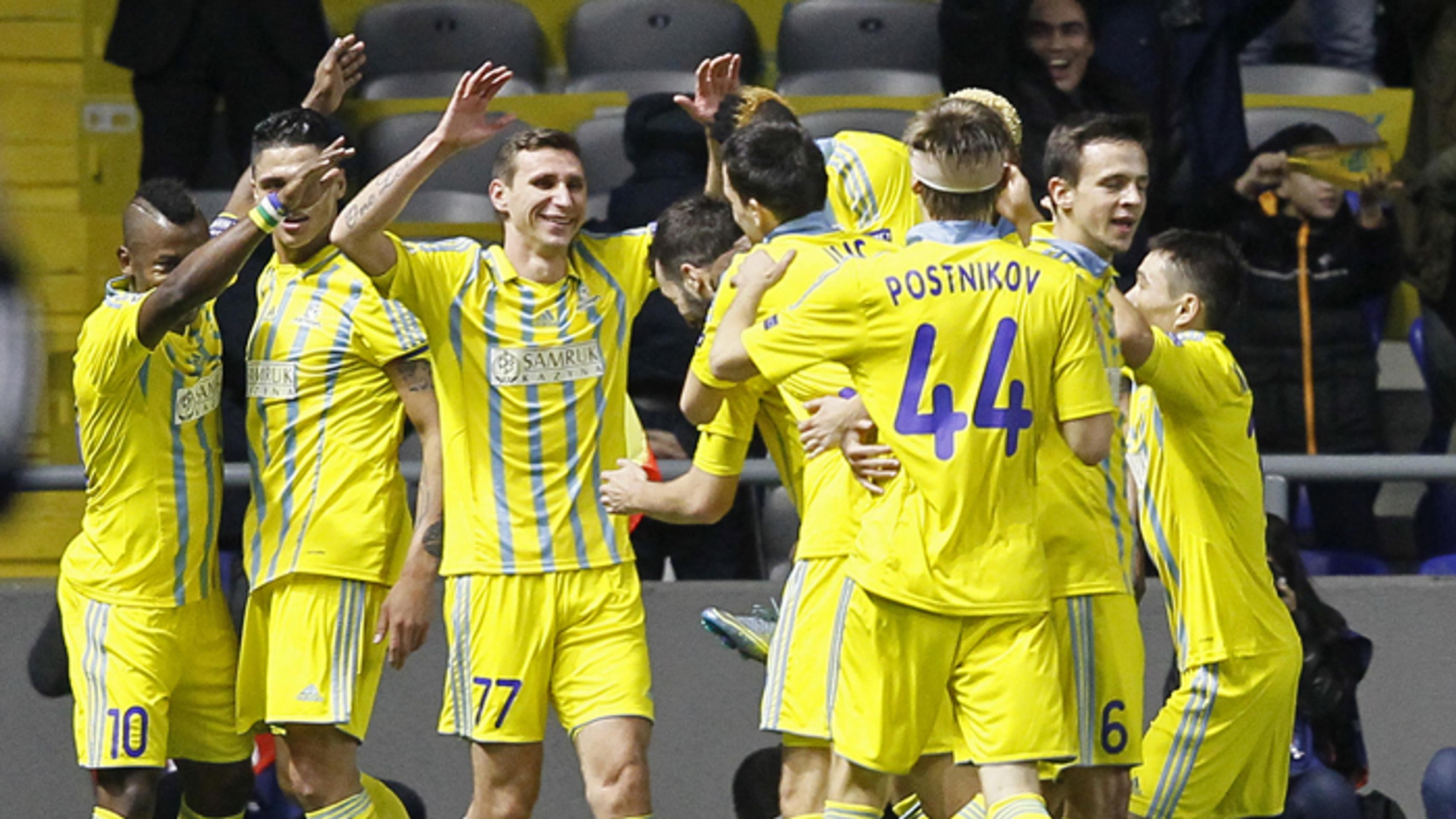Hráči Astany oslavujú gól v zápase LM proti Benfica Lisabon.