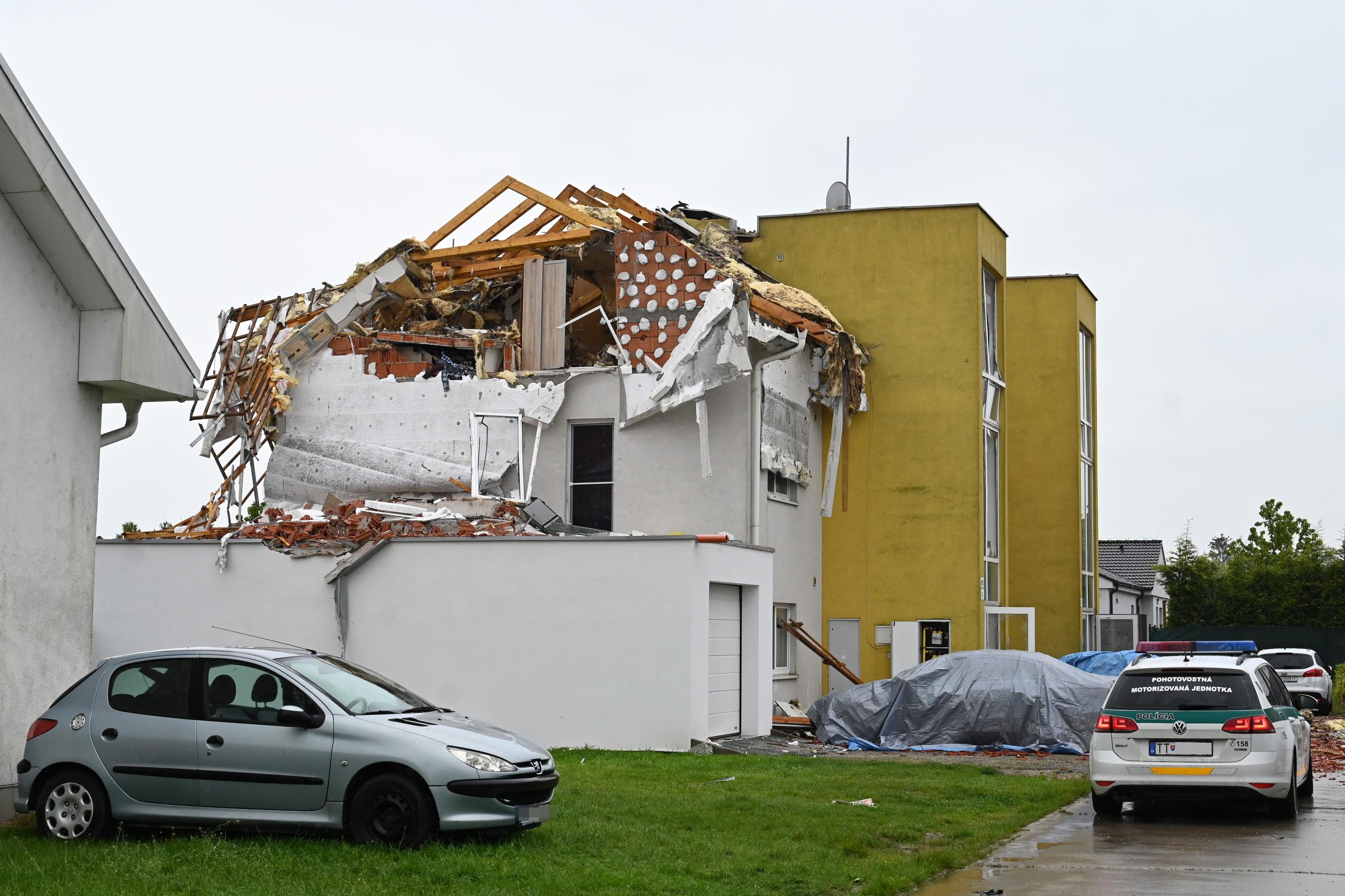 Explózia v obci Biely Kostol.