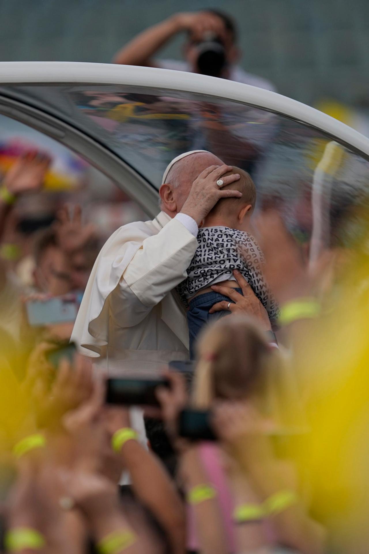 Pápež pobozkal na štadióne Lokomotívy dieťa.