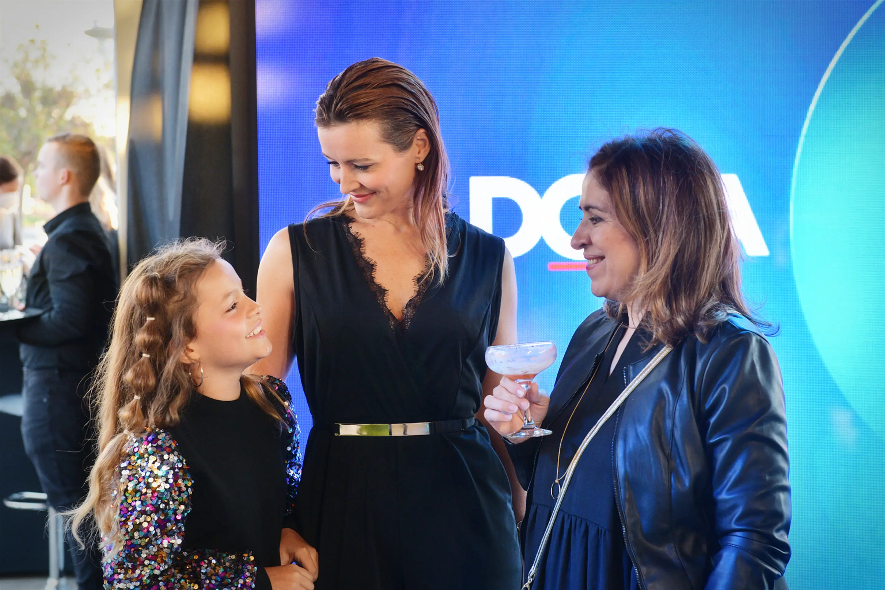 Izabelka s maminou Andreou (v strede)