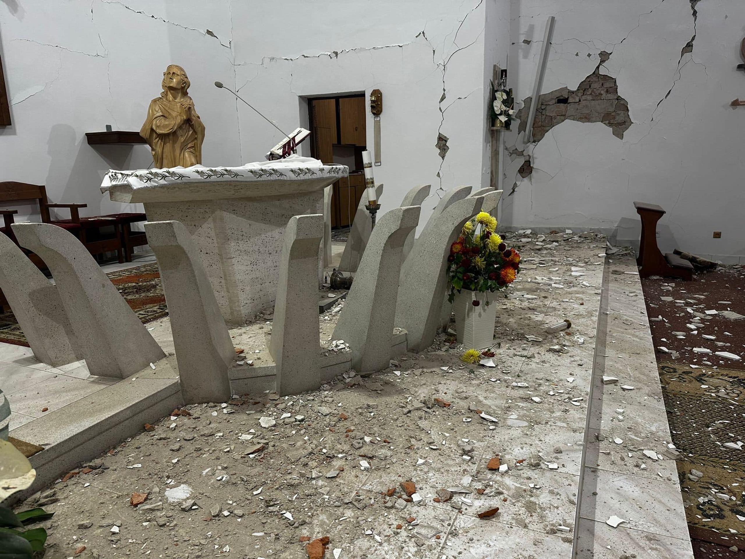 Poškodený kostol v obci Nižná Sitnica