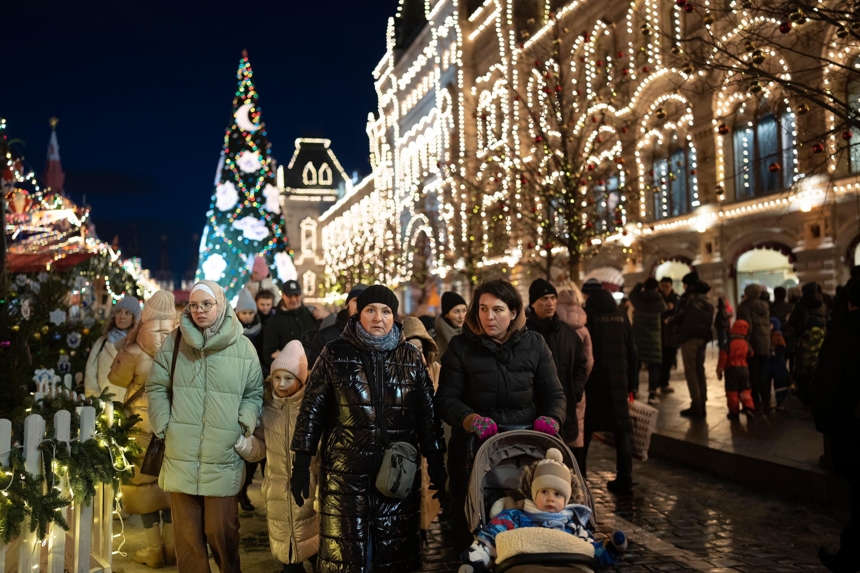 Vianočné trhy na Červenom námestí v Moskve.