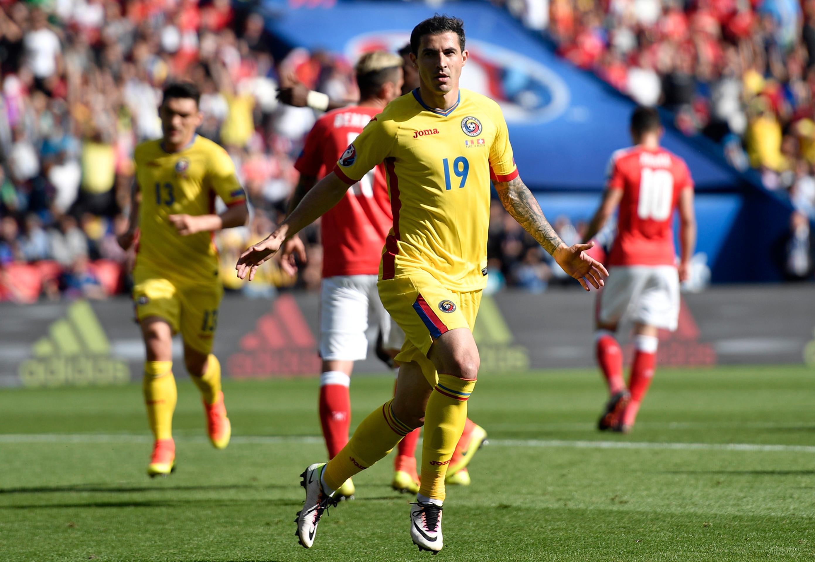 Bogdan Stancu z Rumunska oslavuje gól z penalty v zápase proti Švajčiarsku na ME vo Francúzsku.