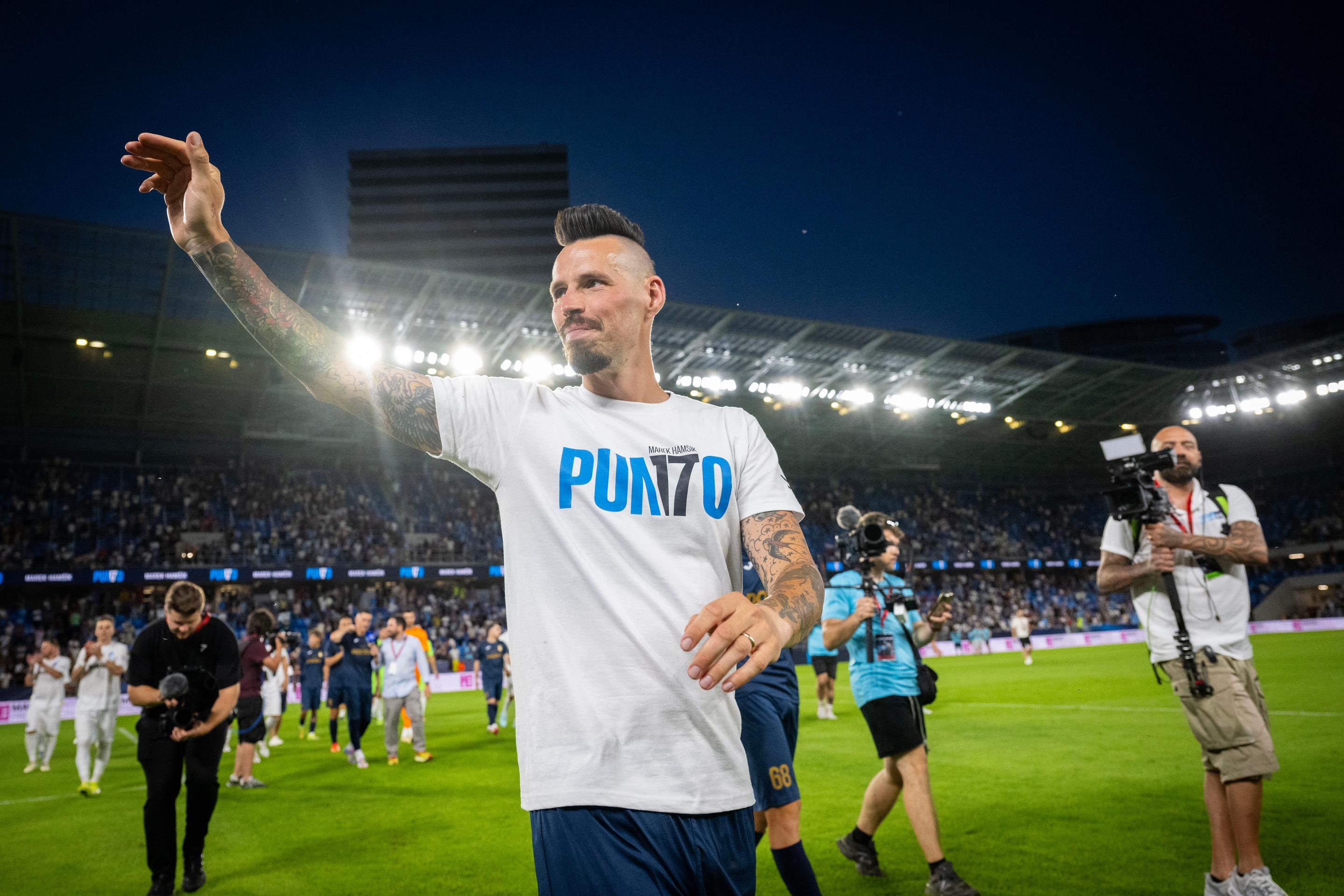 Na snímke Mareka Hamšík počas osláv po skončení rozlúčkového zápasu.