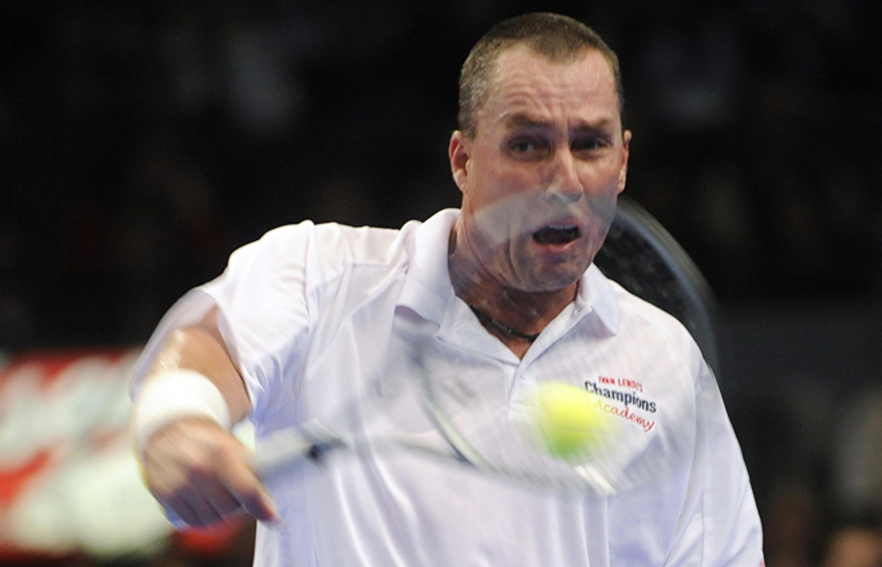 Bývalý profesionál Ivan Lendl odráža loptičku Johnovi McEnroeovi na exhibícii o Pohár Billie Jean Kingovej roku 2011.
