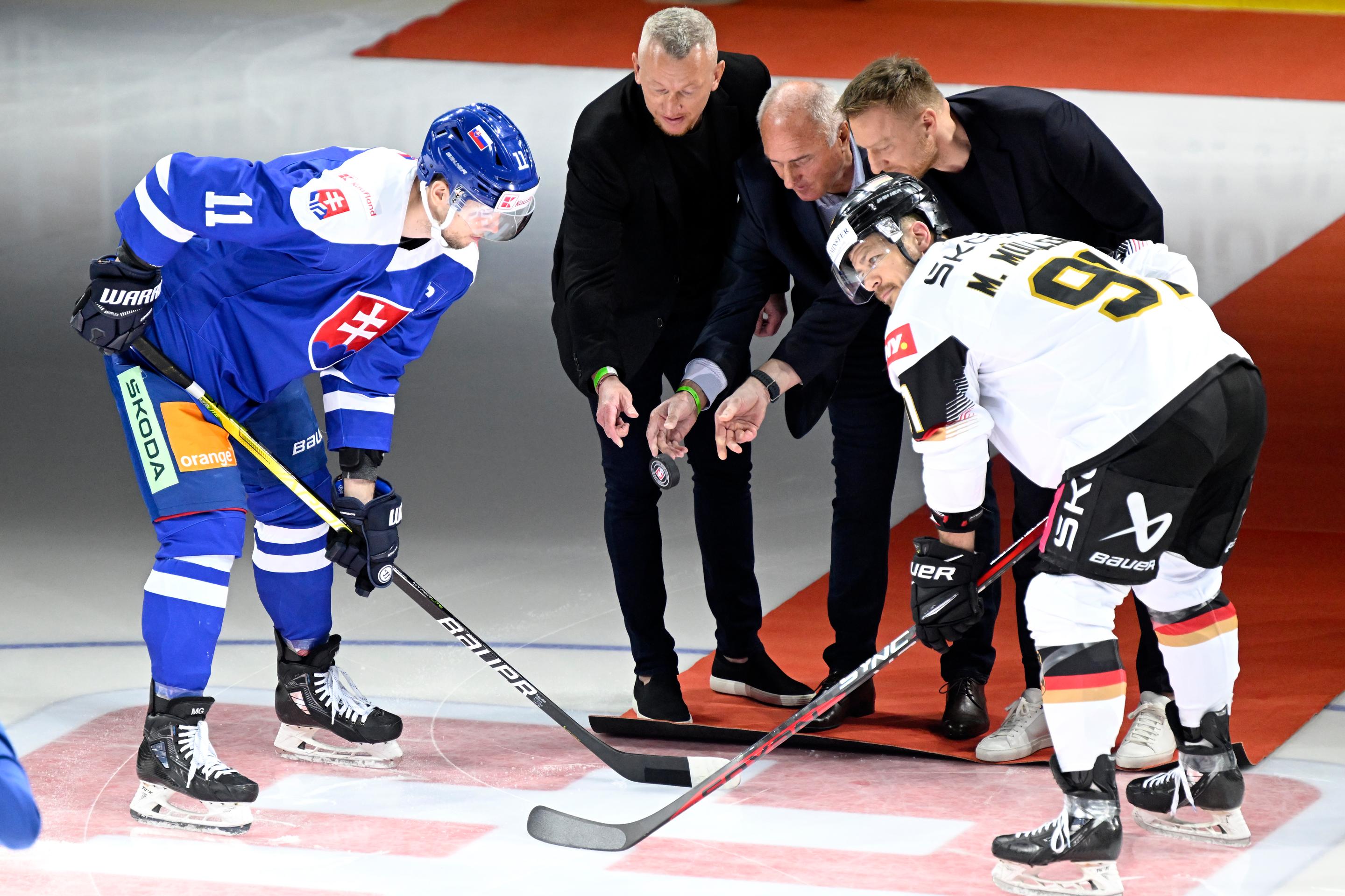 Na snímke zľava Martin Gernát (Slovensko), Marcel Hossa, František Hossa, Marián Hossa a Moritz Müller (Nemecko) počas úvodného buly .