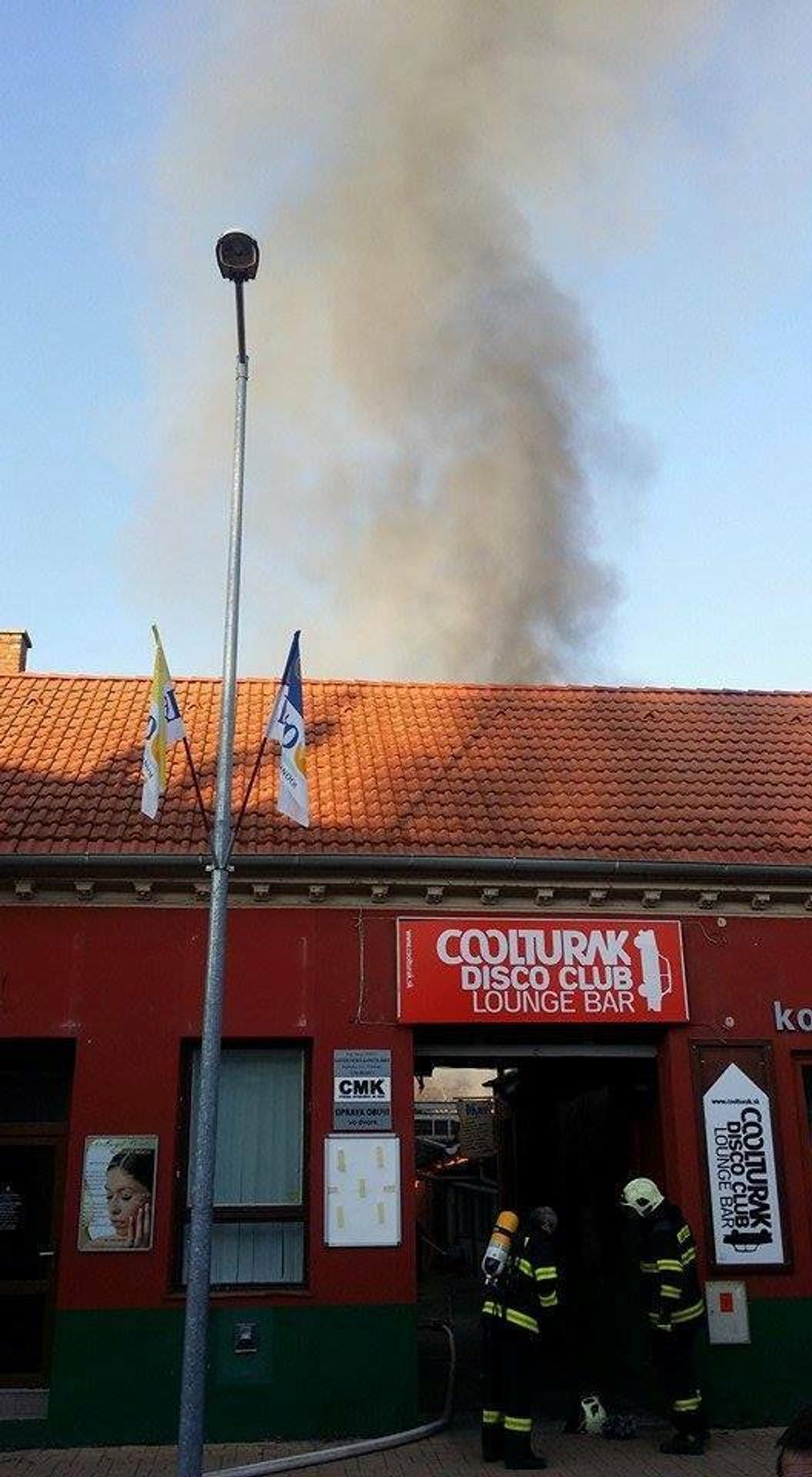 Hasiči zasahujú pri požiari