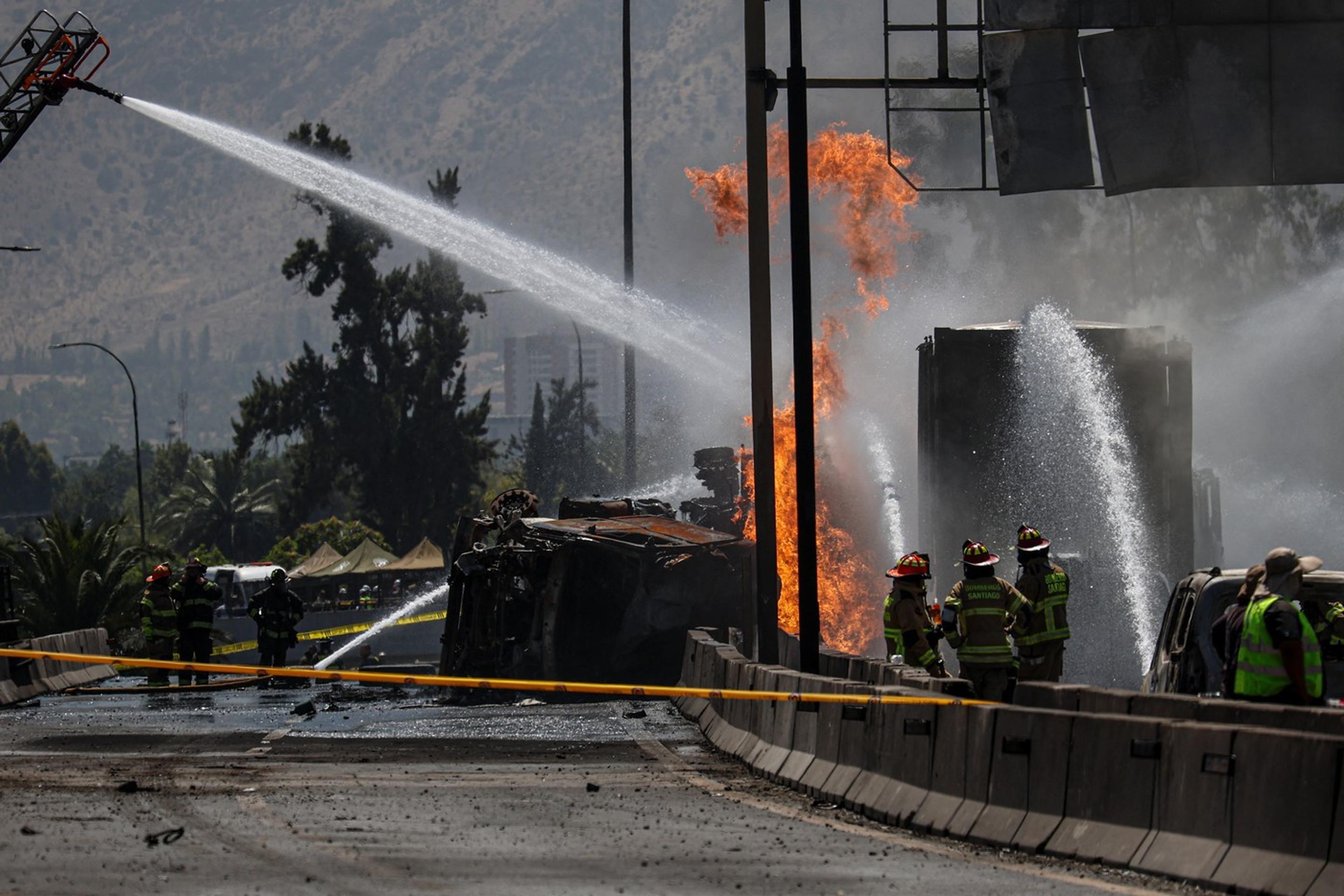 Hasiči zasahujú na mieste výbuchu cisternového vozidla s plynom.