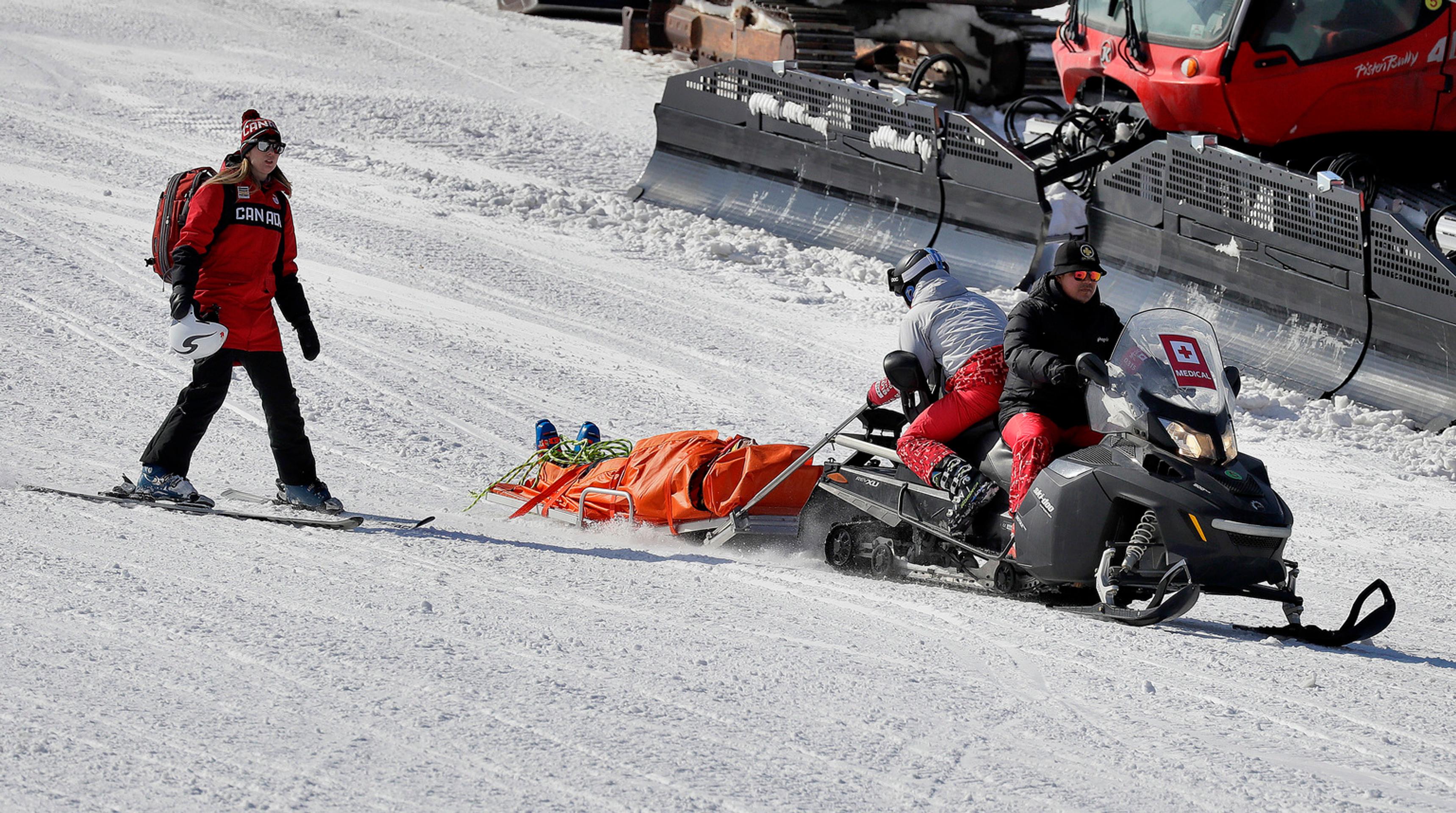 Záchranári prevážajú zraneného kanadského lyžiaraka Christophera Delbosca.