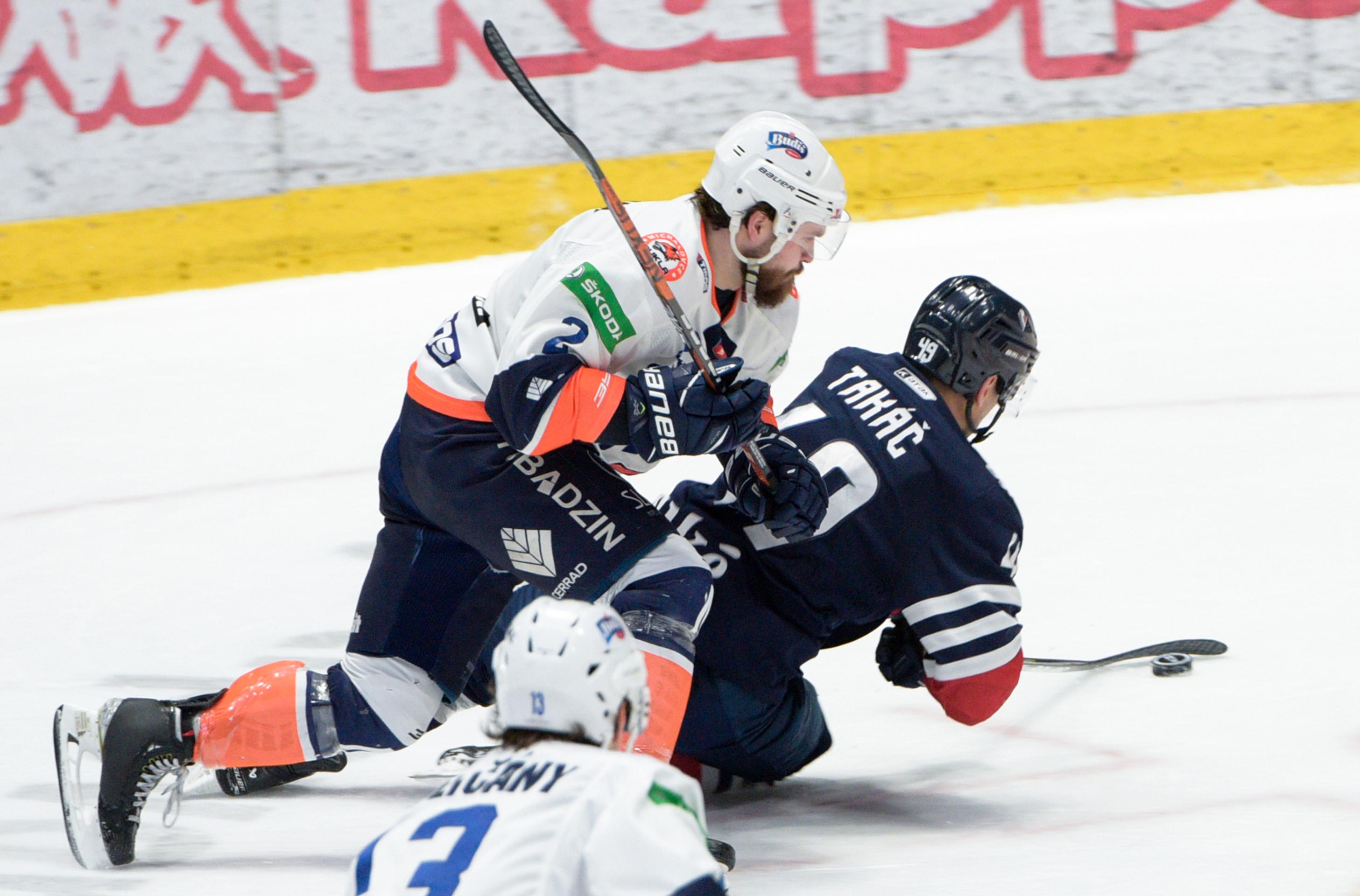 Zach Osburn a Samuel Takáč.