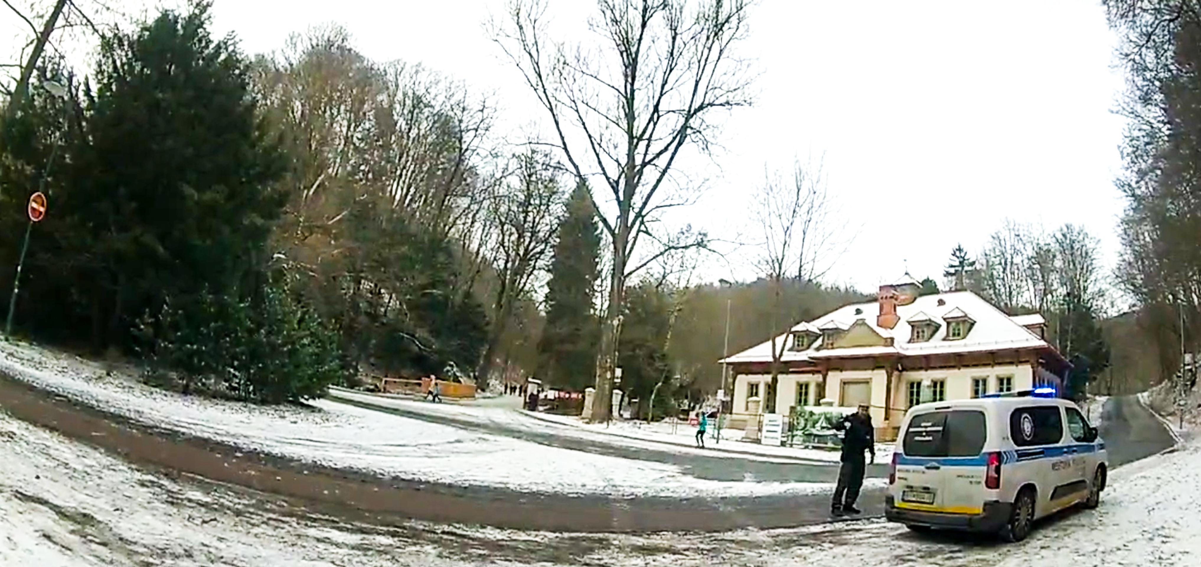 Pod mužom sa v Bratislave prepadol ľad