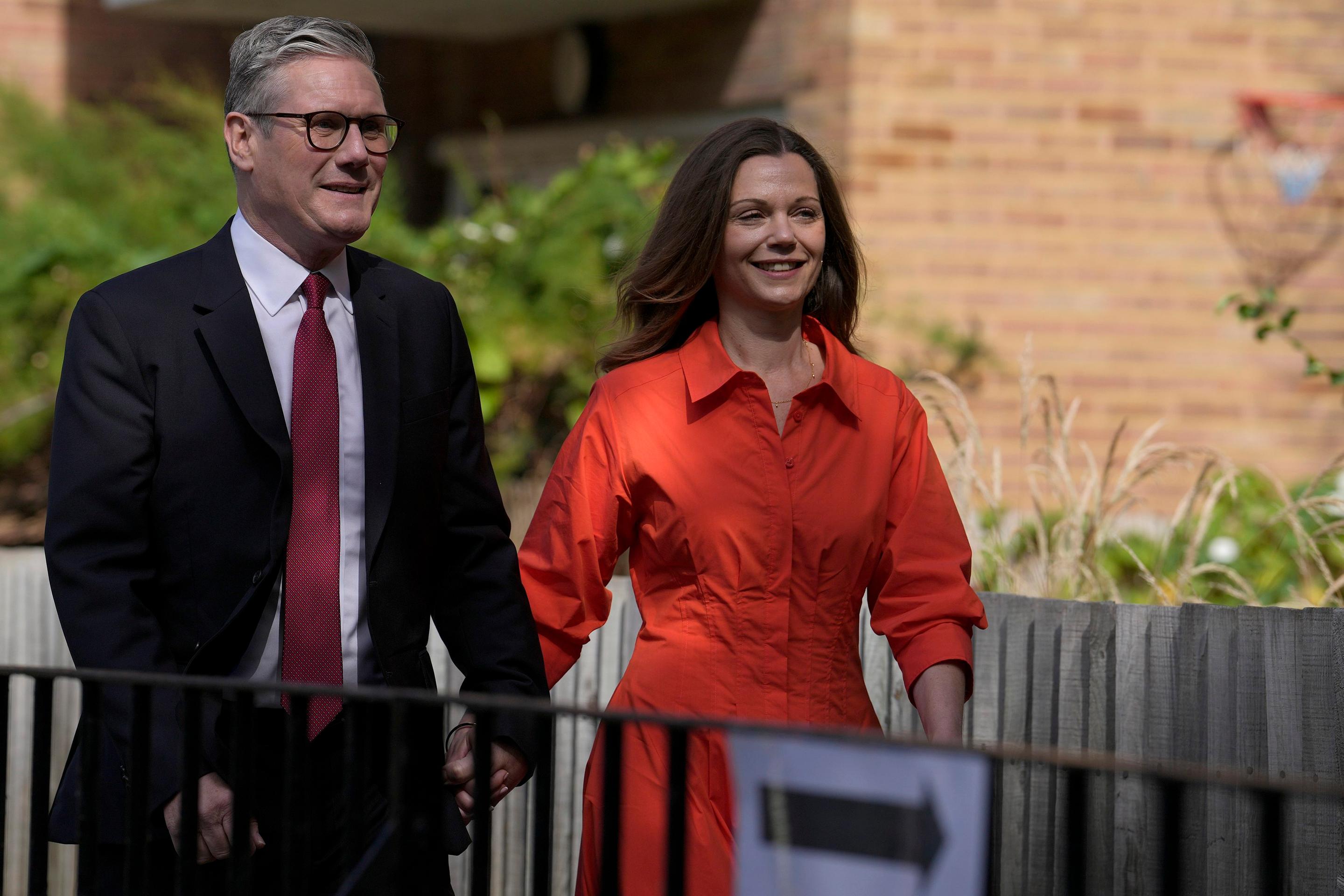 Líder Labouristickej strany Keir Starmer s manželkou Victoriou.