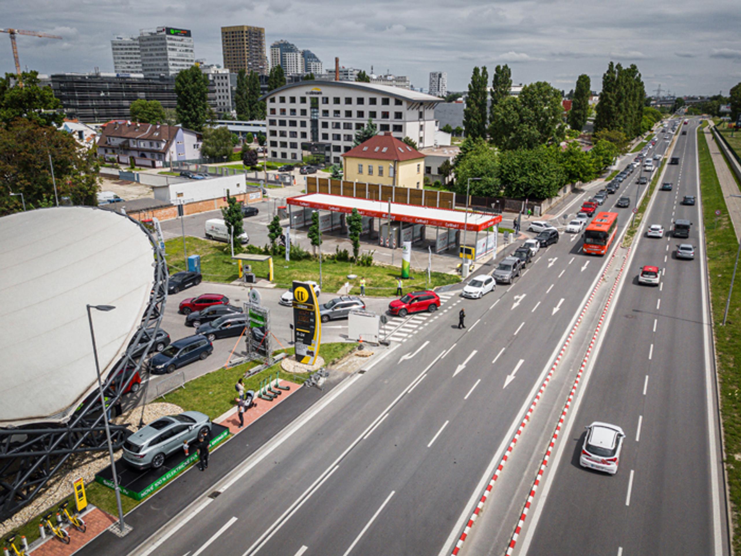 ŠKODA premenila čerpačku na nabíjaciu stanicu.
