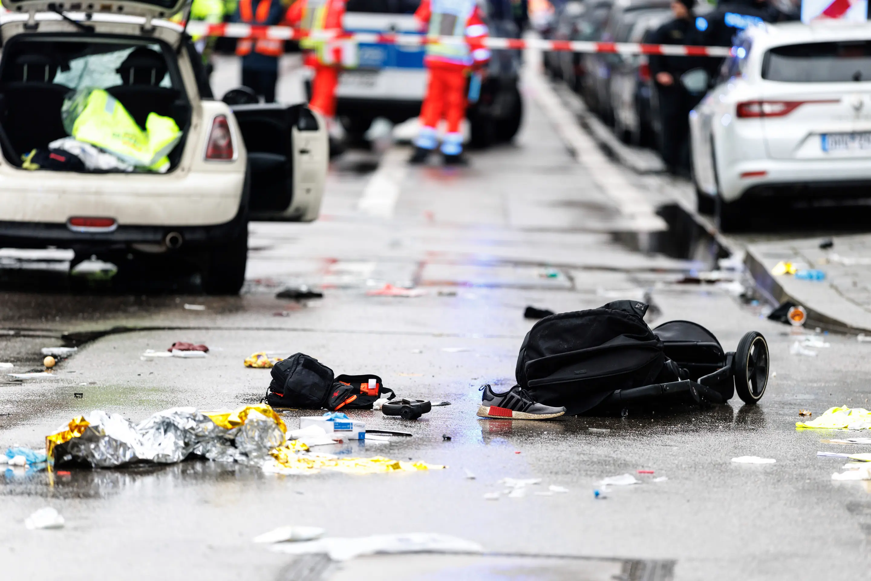 Policajti a záchranári zasahujú na mieste nehody po tom, ako auto vrazilo do davu ľudí v Mníchove..