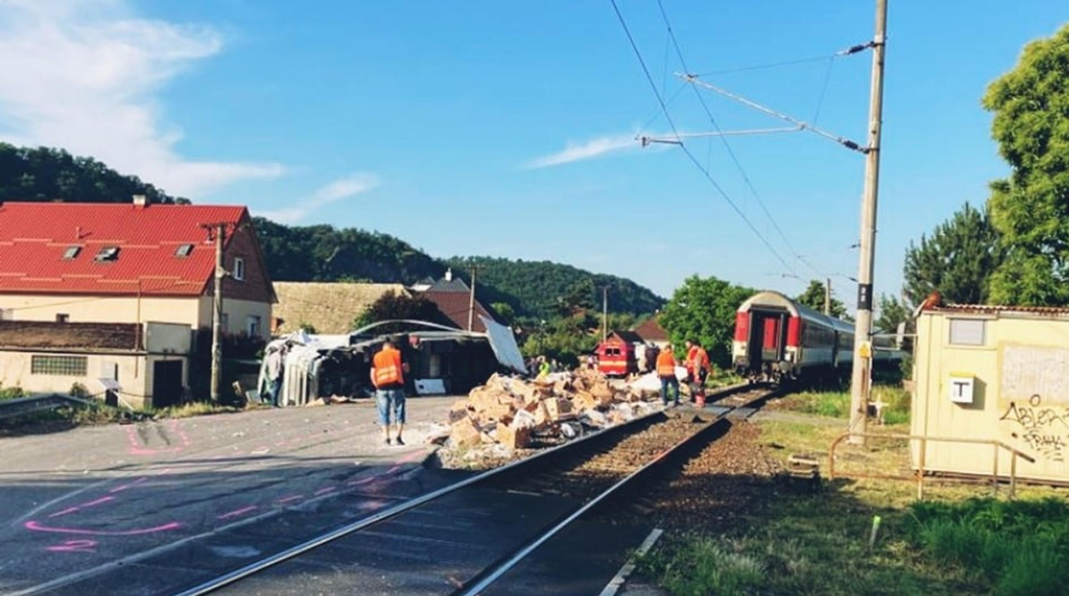 Zrážka vlaku s nákladiakom.