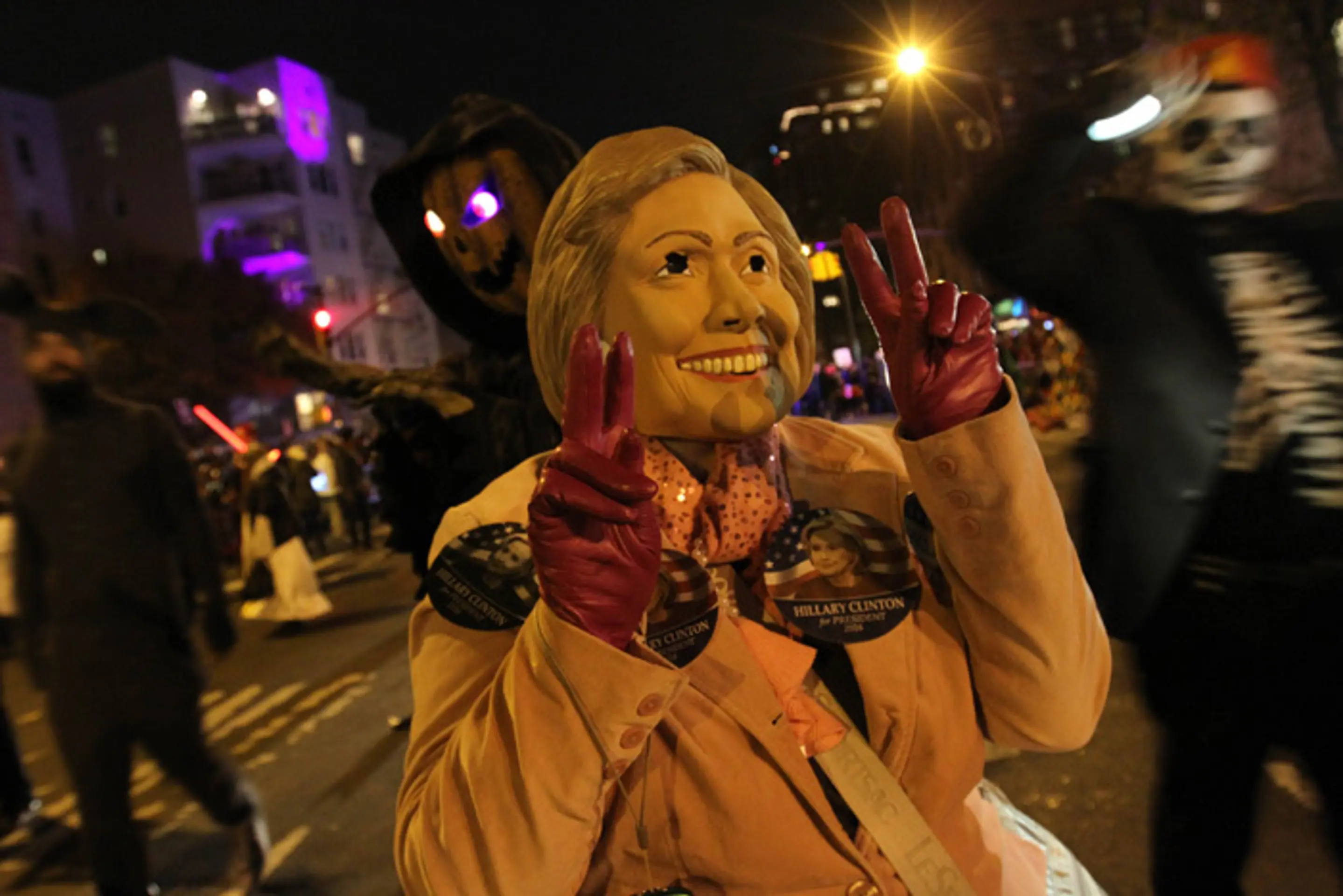 Maska Hillary Clintonovej počas sprievodu Greenwich Village Halloween Parade v New Yorku.
