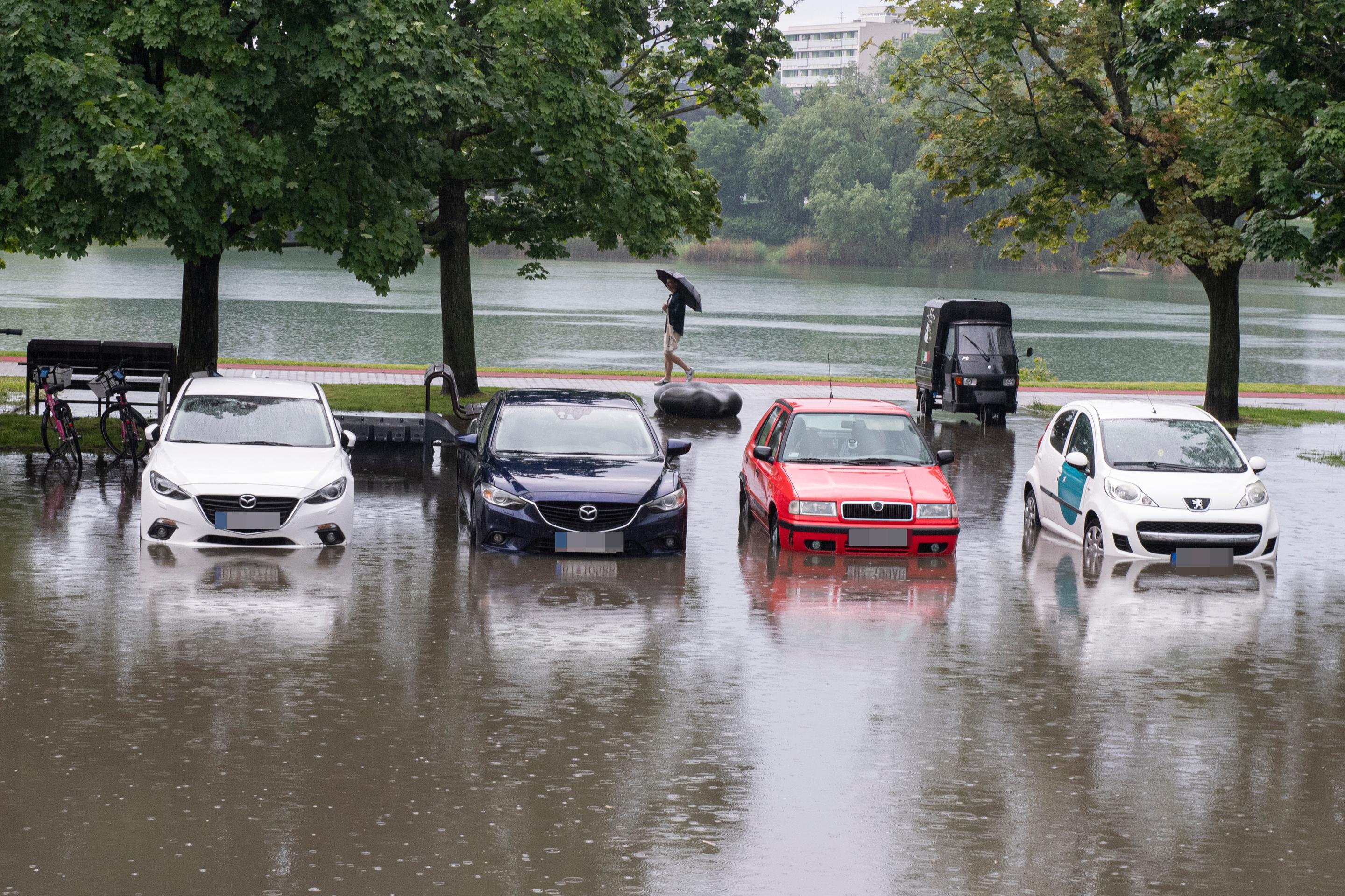 Zaplavené autá na parkovisku pri Štrkoveckom jazere po výdatnom daždi v Bratislave.