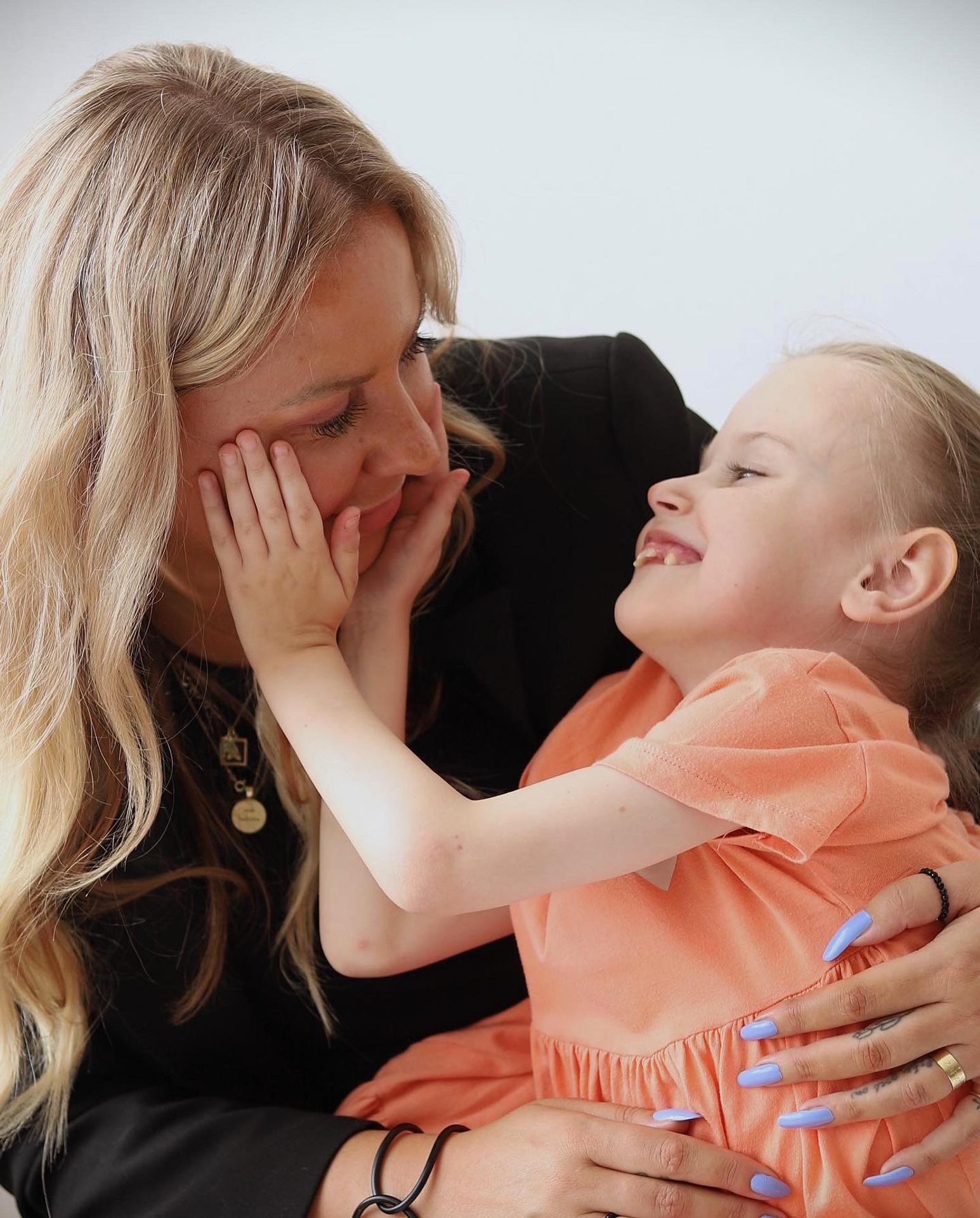 Alexandra a Terezka, ktorá je malá šoumenka a miluje ľudí