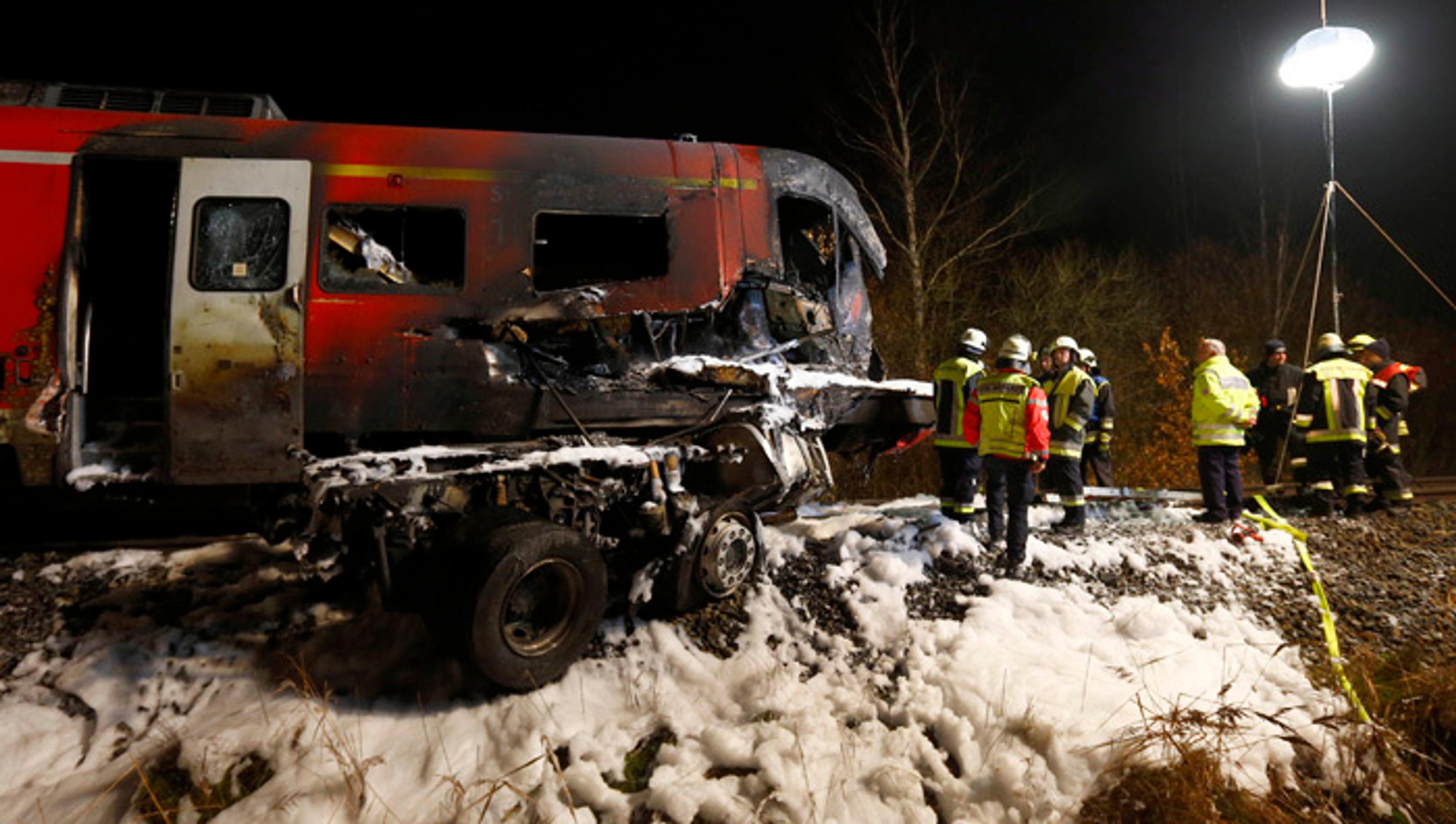 V Nemecku sa zrazil vlak s kamiónom.