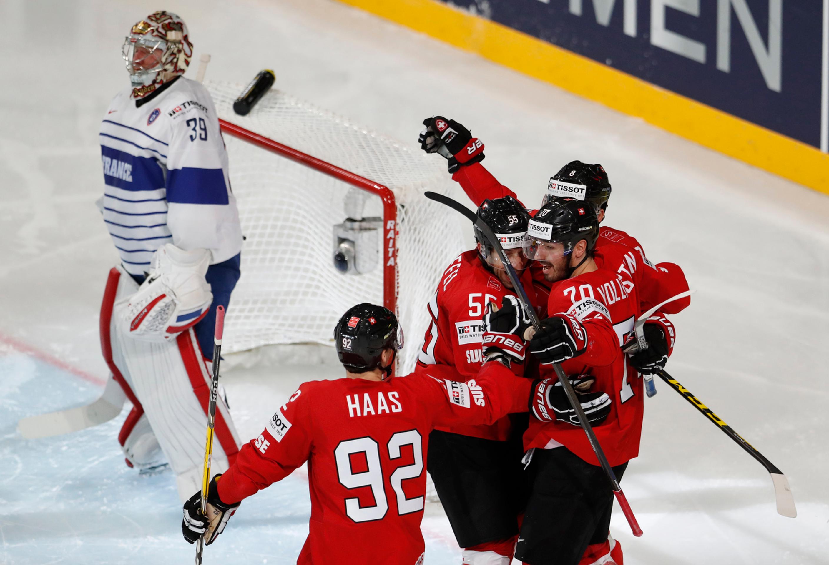Kylian Mbappé (vpravo) z AS Monao uniká v odvete semifinále LM Danimu Alvesovi z Juventusu.