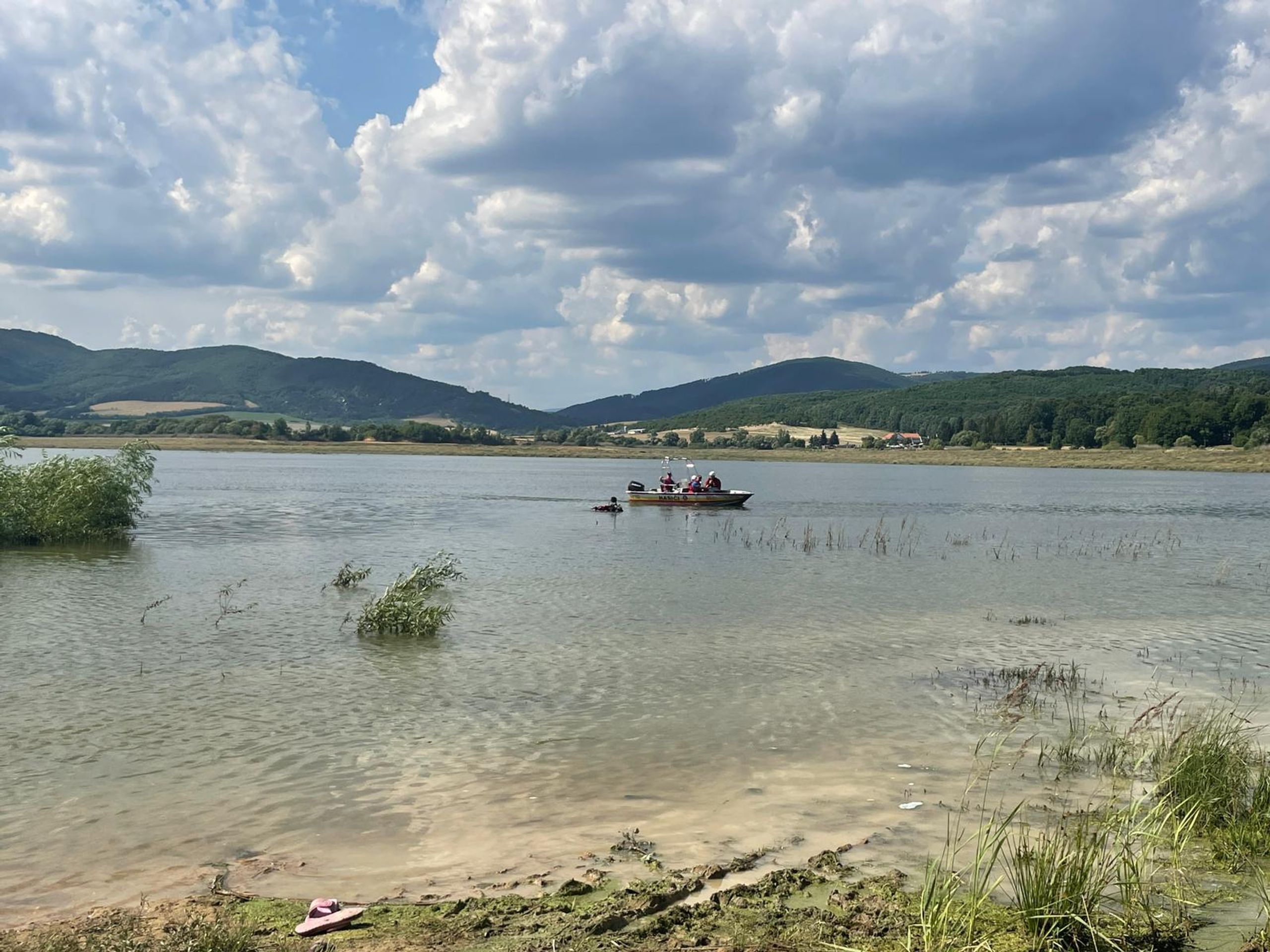 Potápači na mieste pátrajú po tele