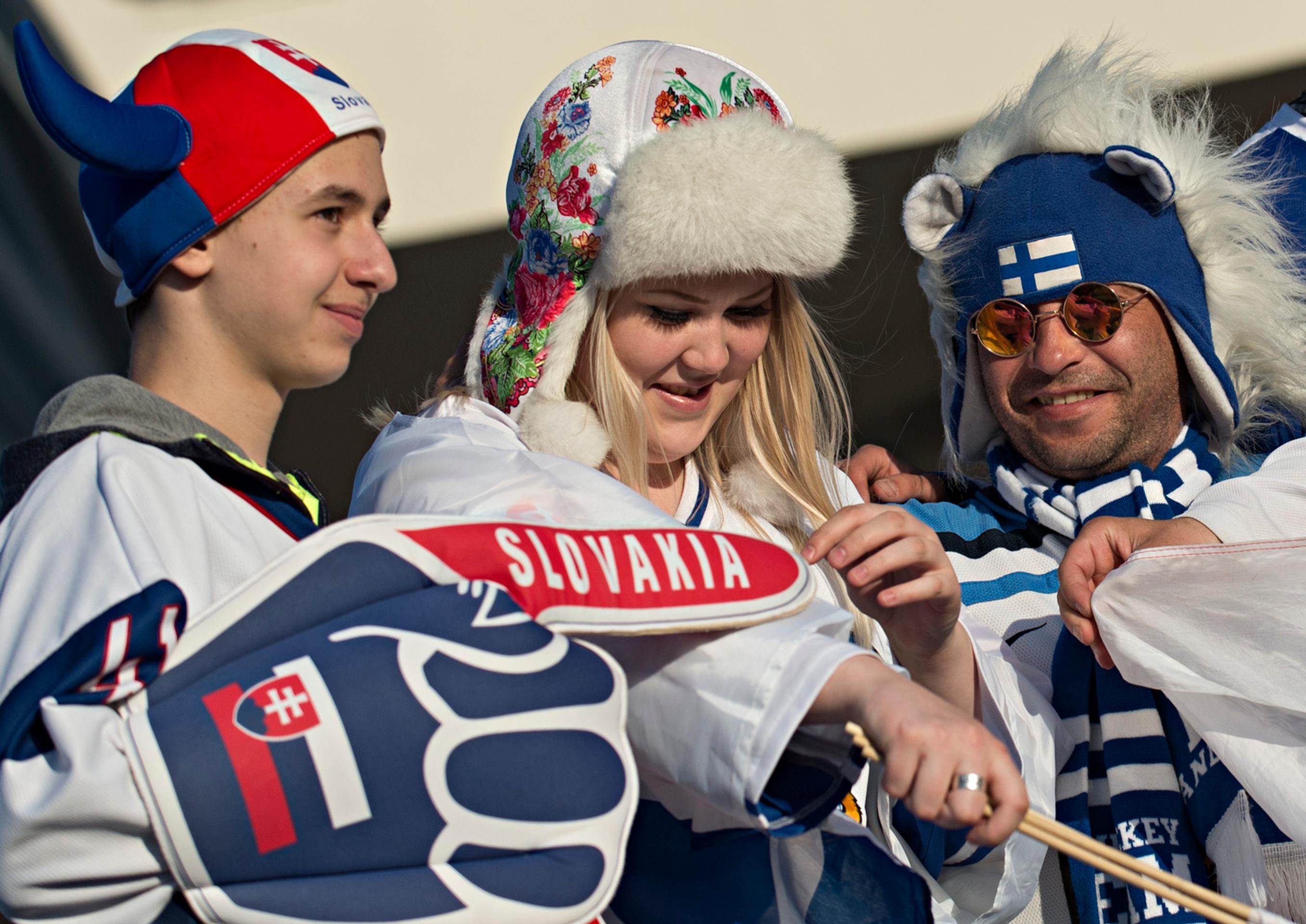 Slovenskí a fínski fanúšikovia pred vzájomným zápasom B-skupiny na MS 2016 v Rusku.