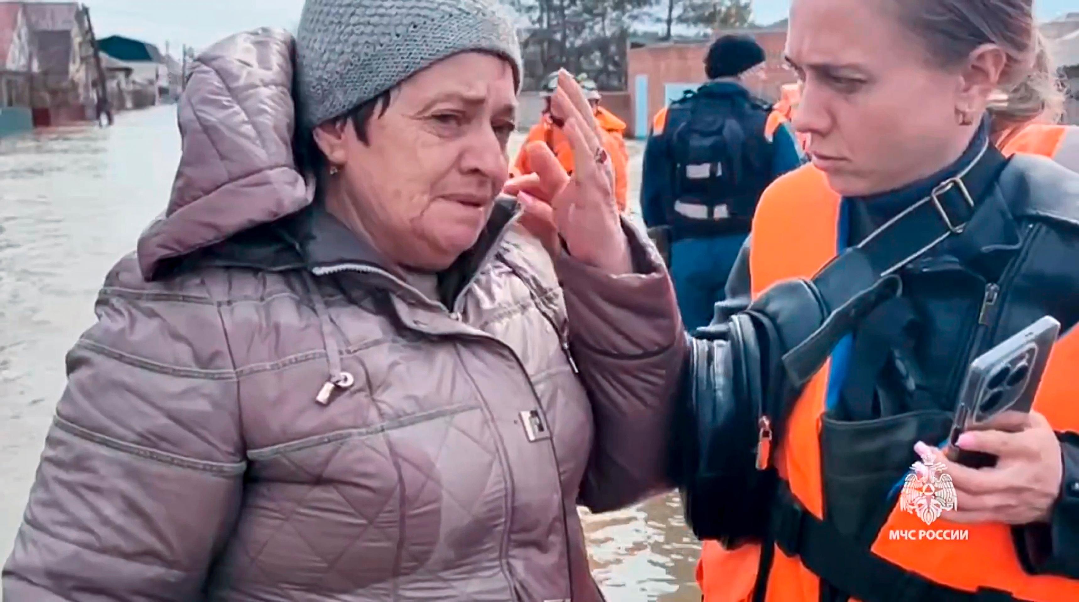 Po pretrhnutí hrádze v meste Orsk evakuovali úrady vyše 4000 ľudí.