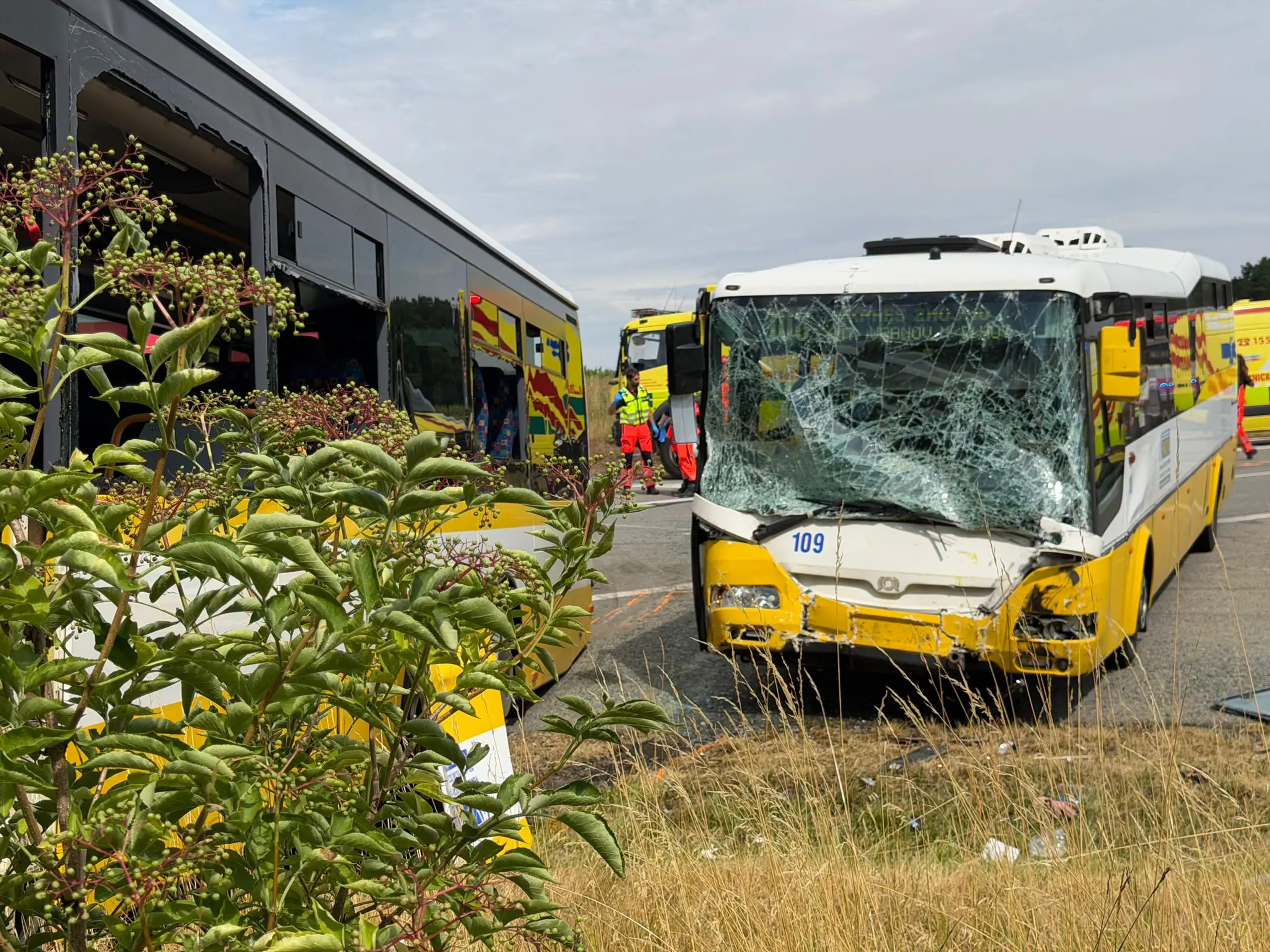 Pri obci Lechovice došlo k zrážke dvoch autobusov.