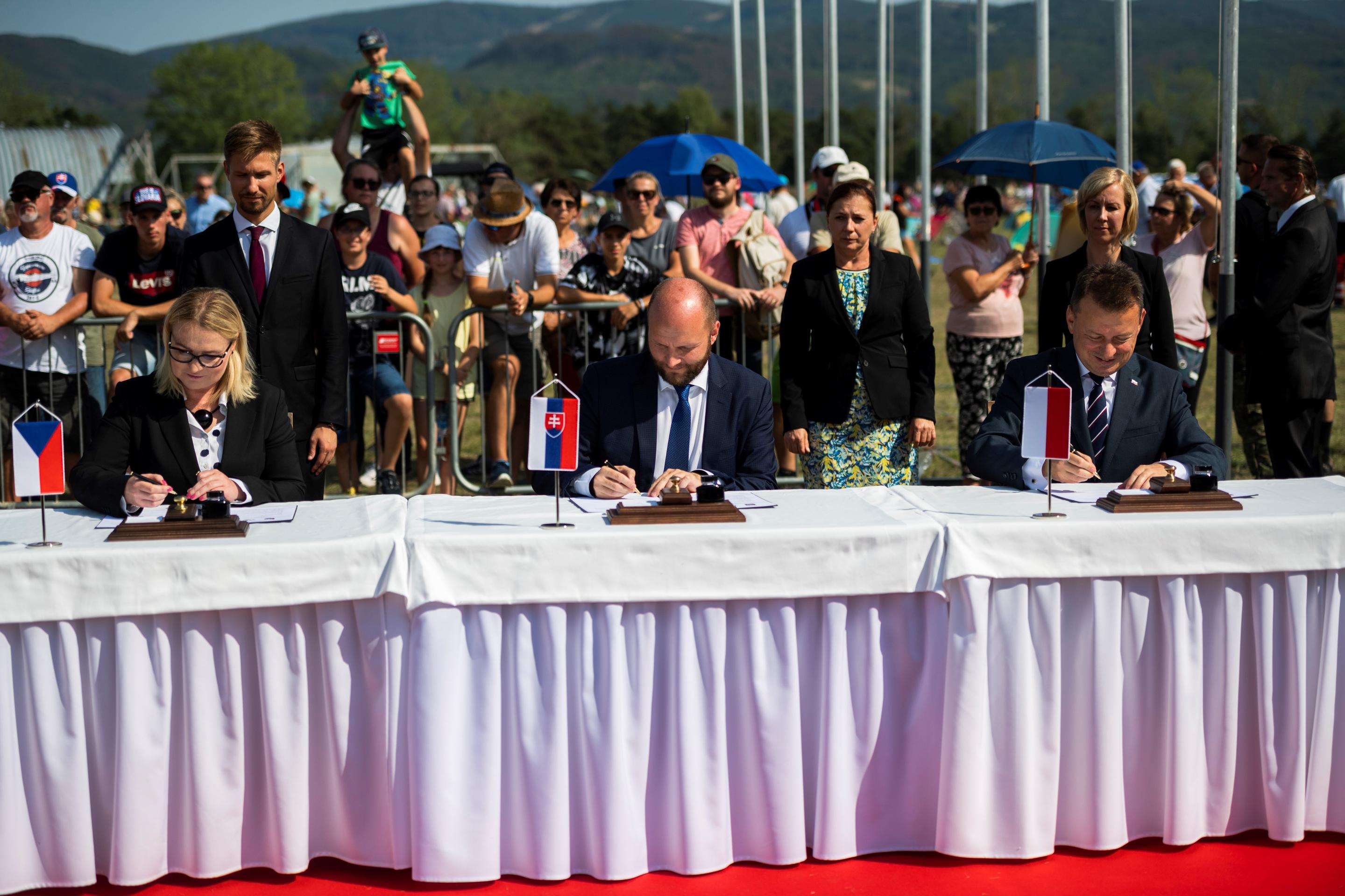 Zľava ministerka obrany Českej republiky Jana Černochová, minister obrany SR Jaroslav Naď a minister národnej obrany Poľskej republiky Mariusz Blaszczak.