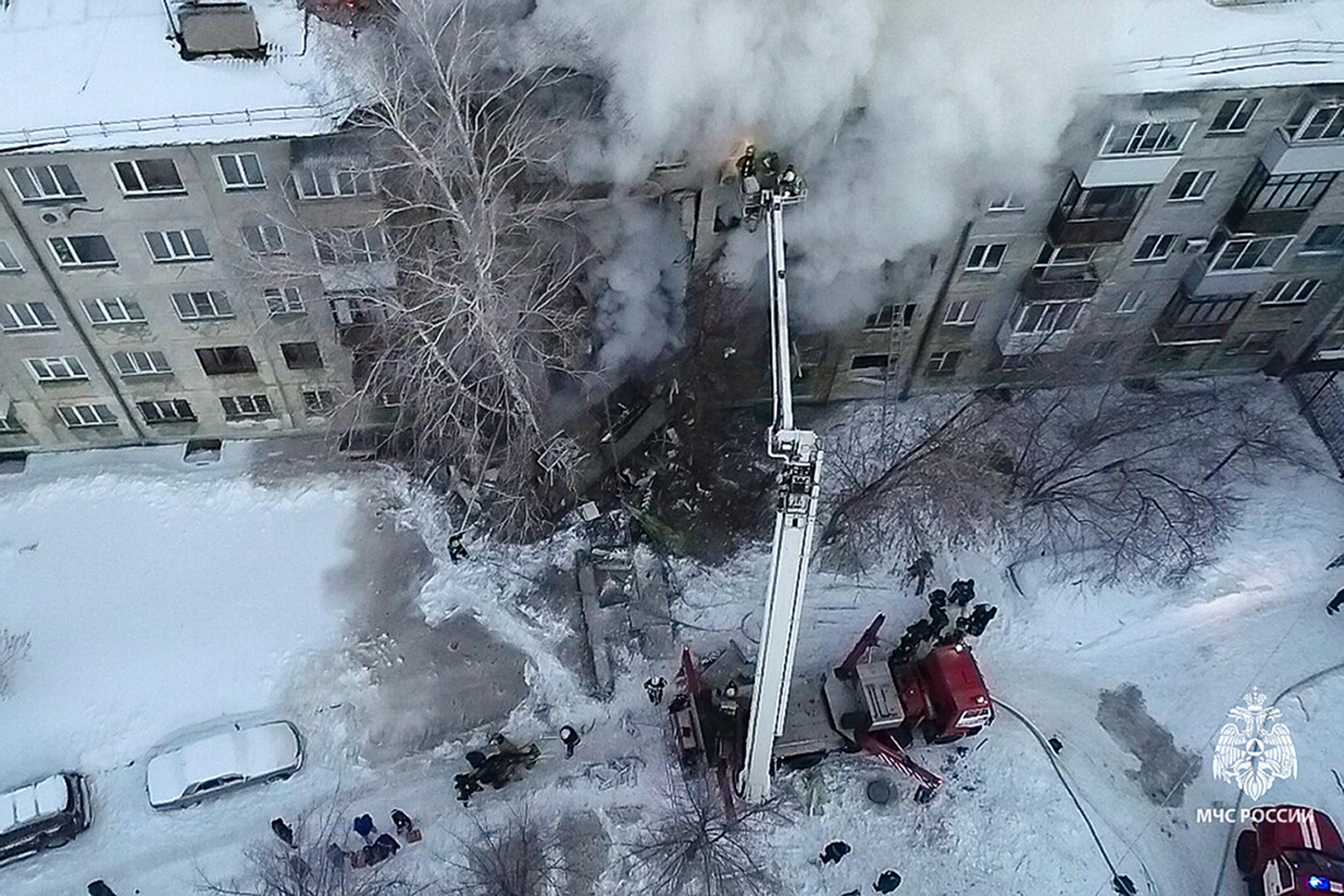 Výbuch plynu a požiar v bytovom dome v Novosibirsku