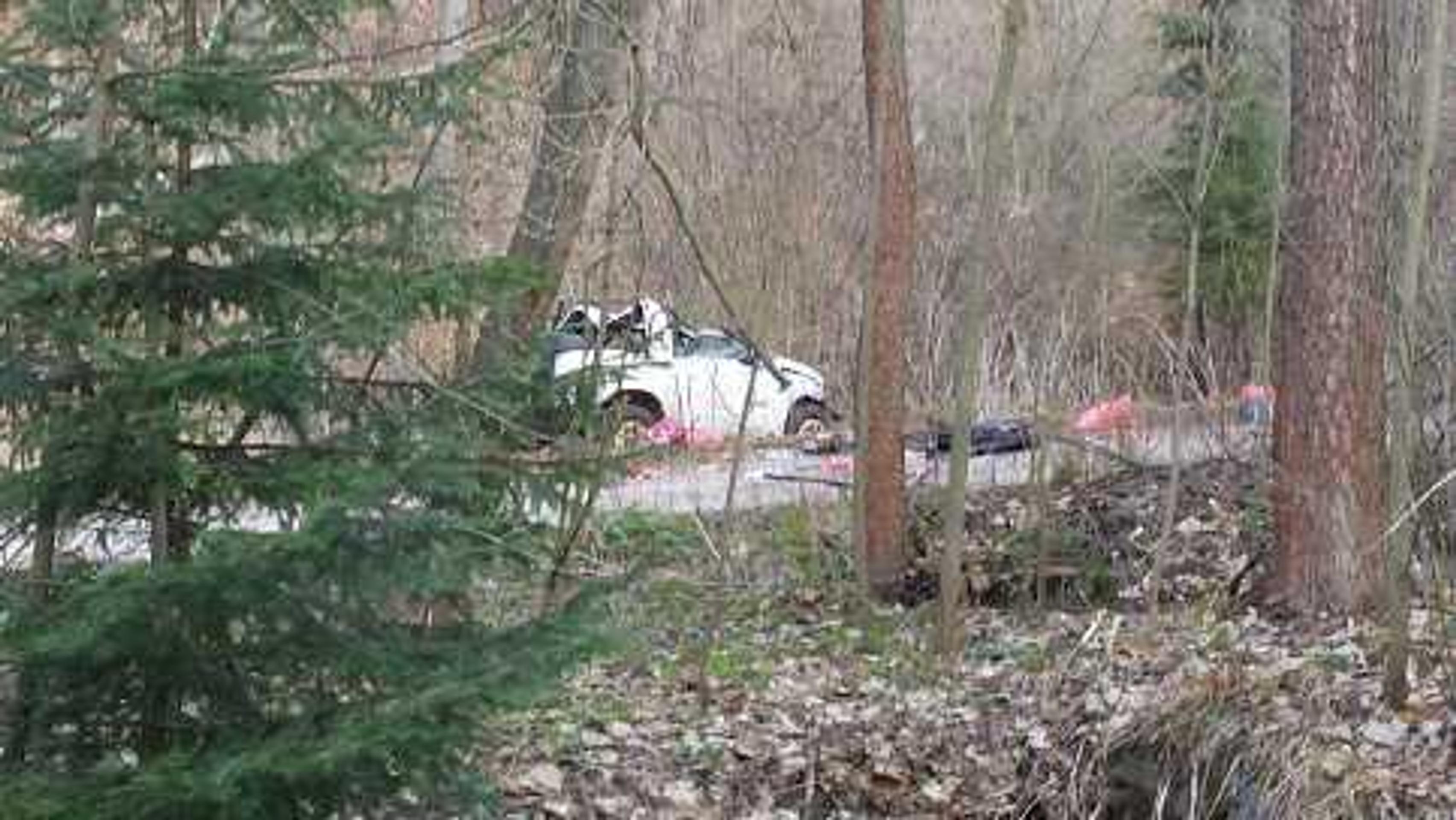 Vyšetrovatelia skúmajú každý detail, aby sa im lepšie podarilo zistiť, čo sa v noci presne stalo.Vyšetrovatelia skúmajú každý de