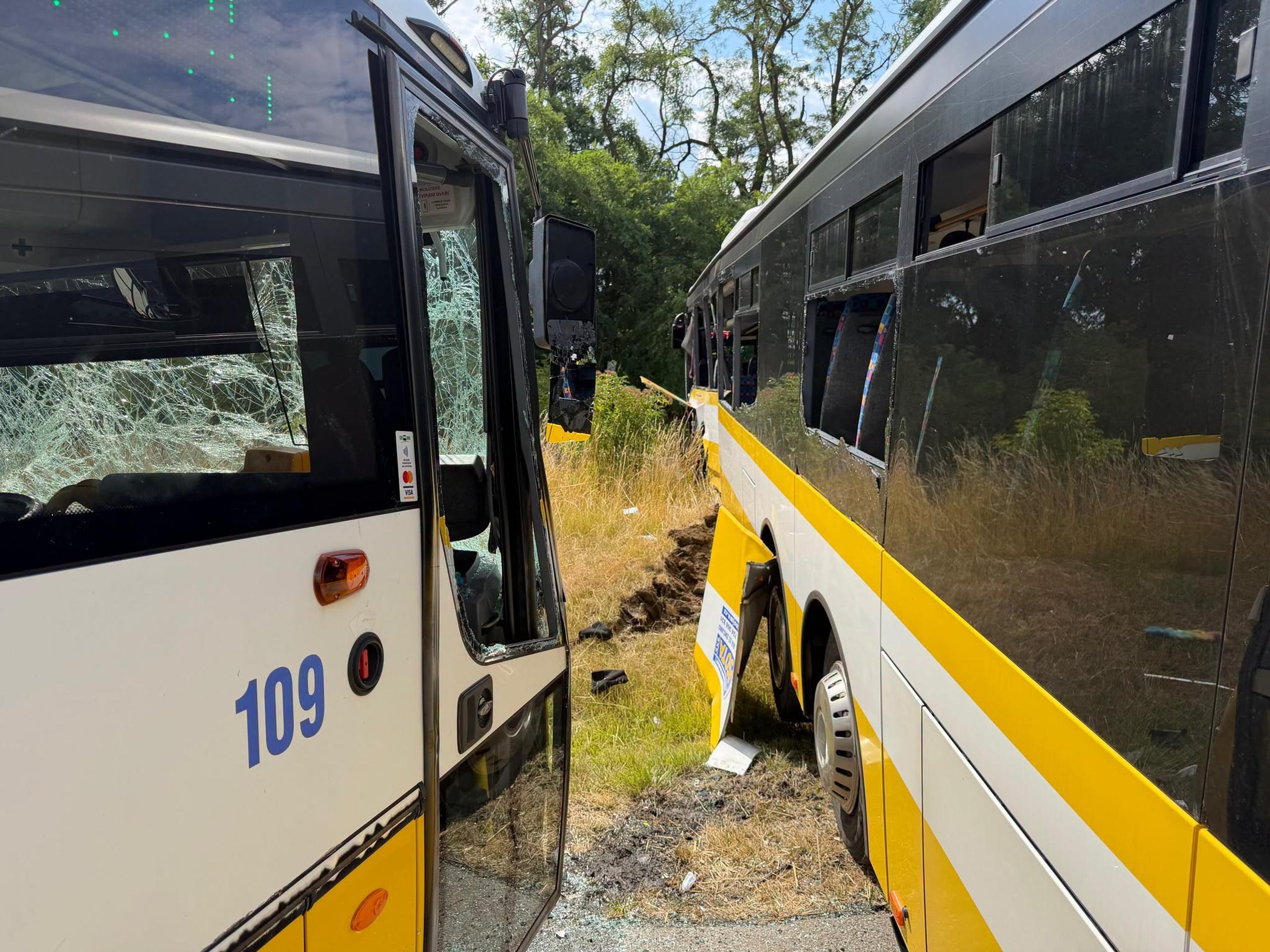 Pri obci Lechovice došlo k zrážke dvoch autobusov.