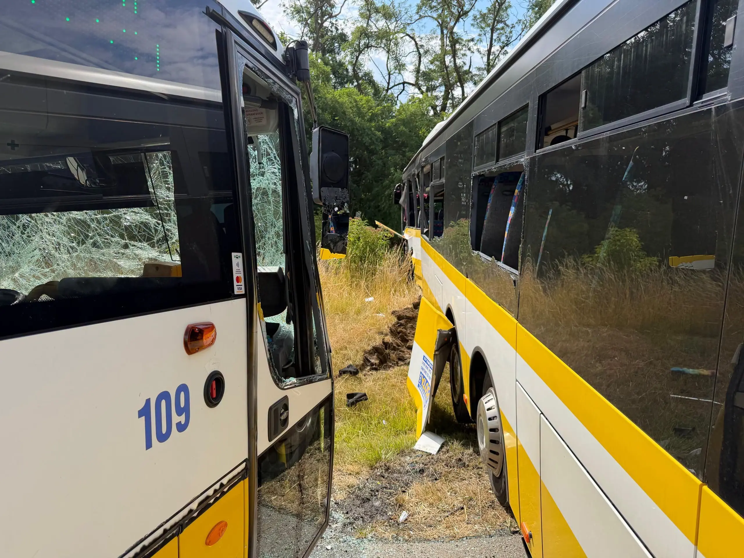 Pri obci Lechovice došlo k zrážke dvoch autobusov.