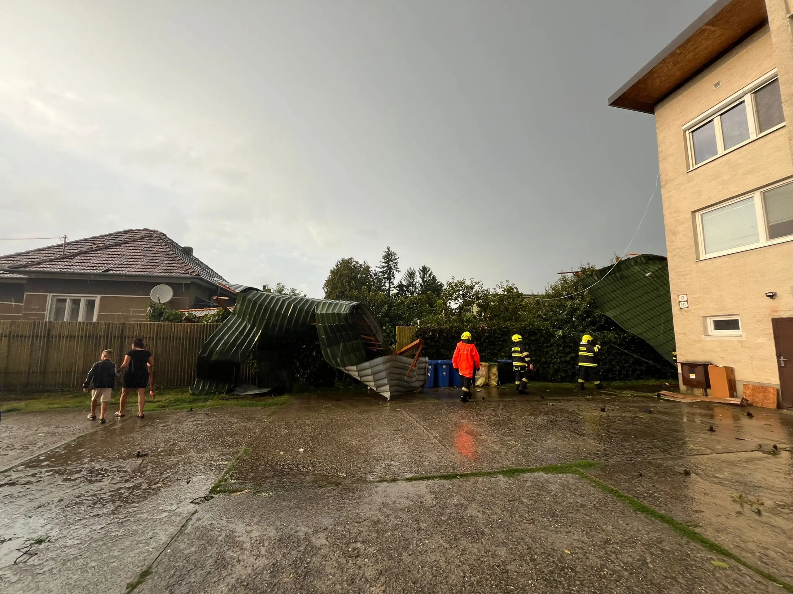 Následky búrky v Hlohovci.