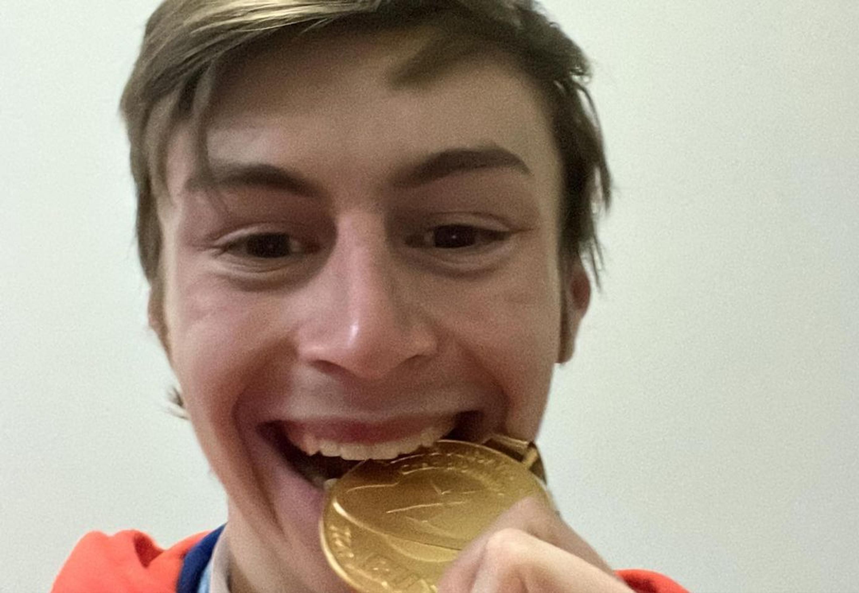 Nadšený Jakub so zlatou medailou.