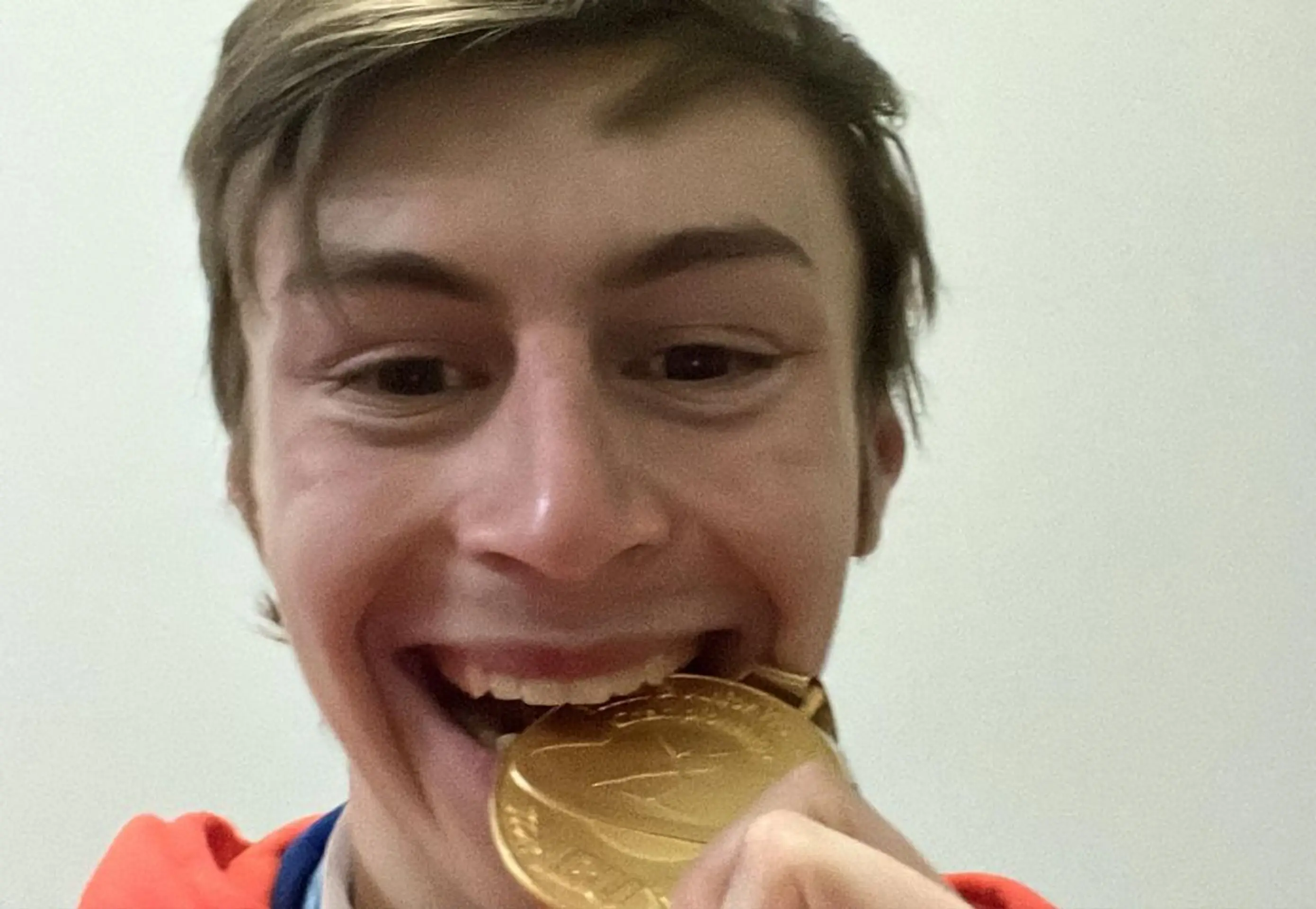 Nadšený Jakub so zlatou medailou.