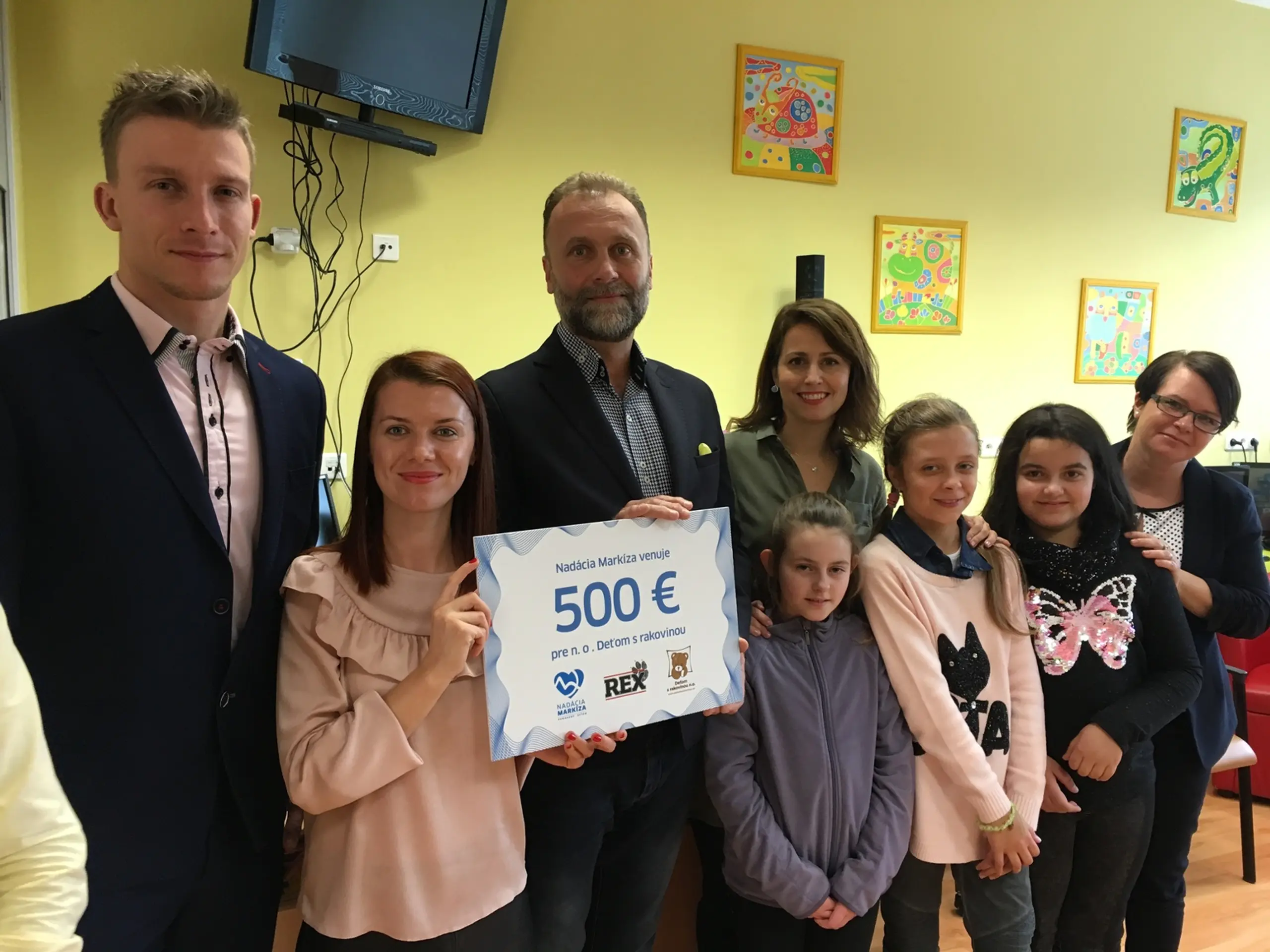Žiaci 5. ročníka zo ZŠ Svätého Martina v Radaticiach darovali chorým deťom 500 eur. 