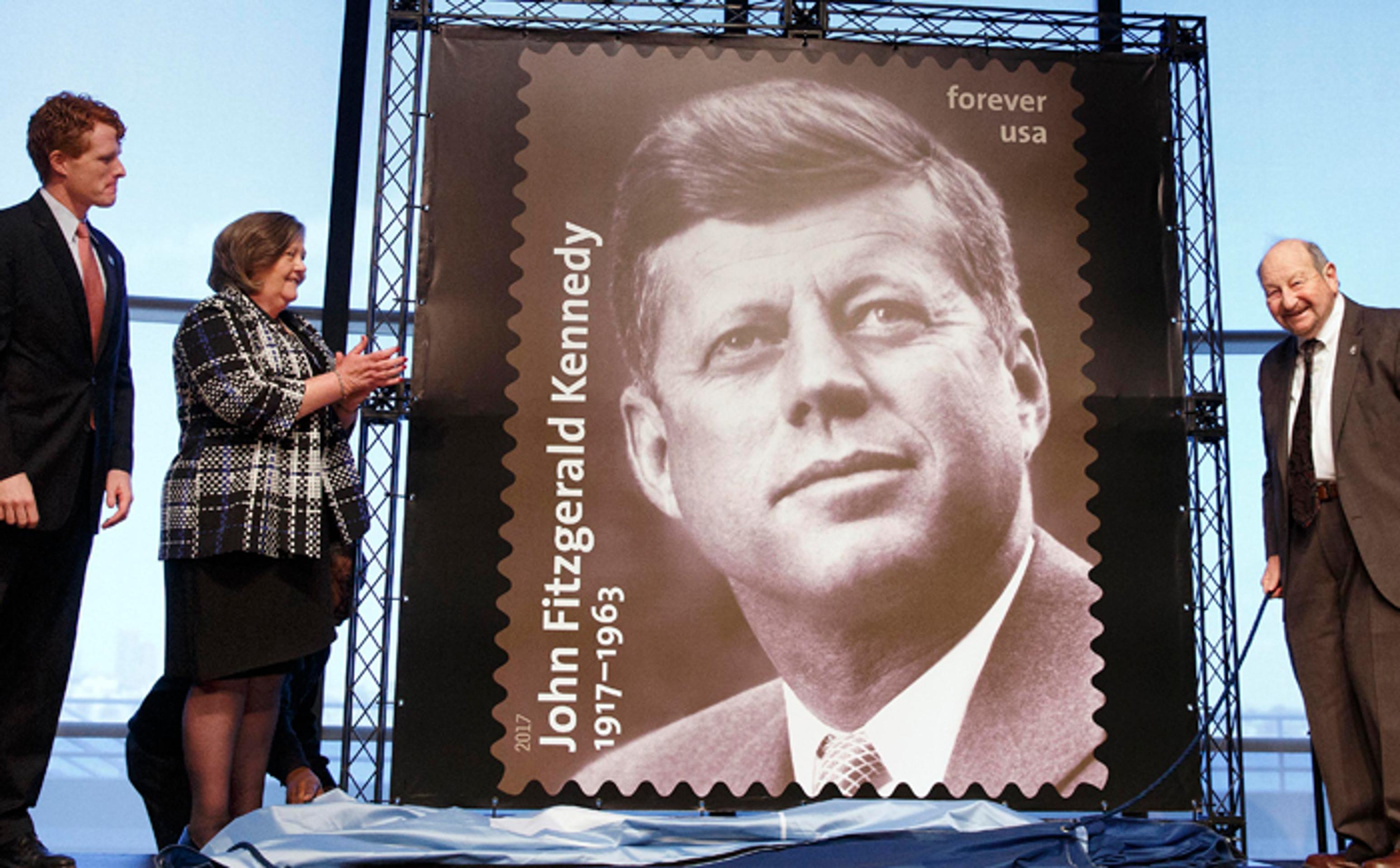 Kongresman Joseph P. Kennedy III. s novou známkou JFK, vpravo fotograf Ted Spiegel, ktorú snímku urobil v roku 1959.