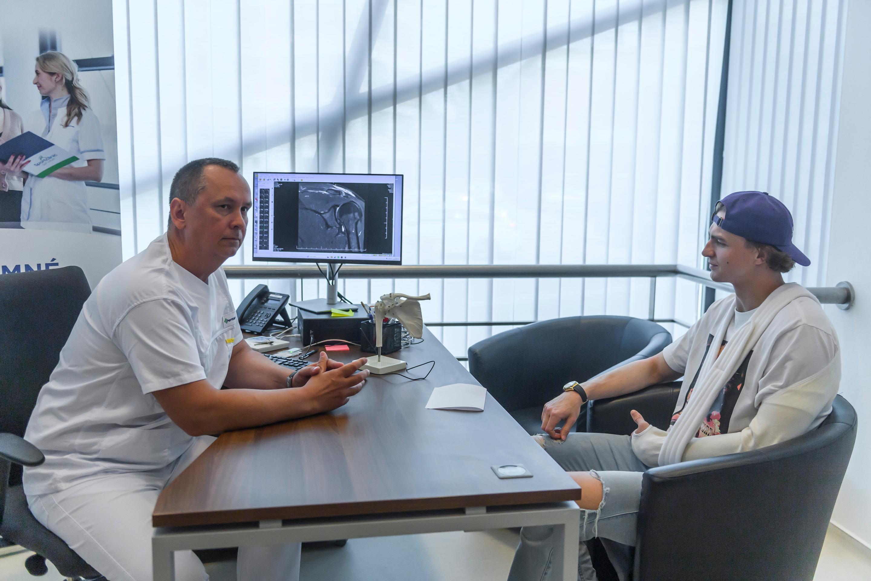 Zľava športový traumatológ Ján Grauzel a Martin Pospíšil počas vyšetrenia v nemocnici v Bratislave.