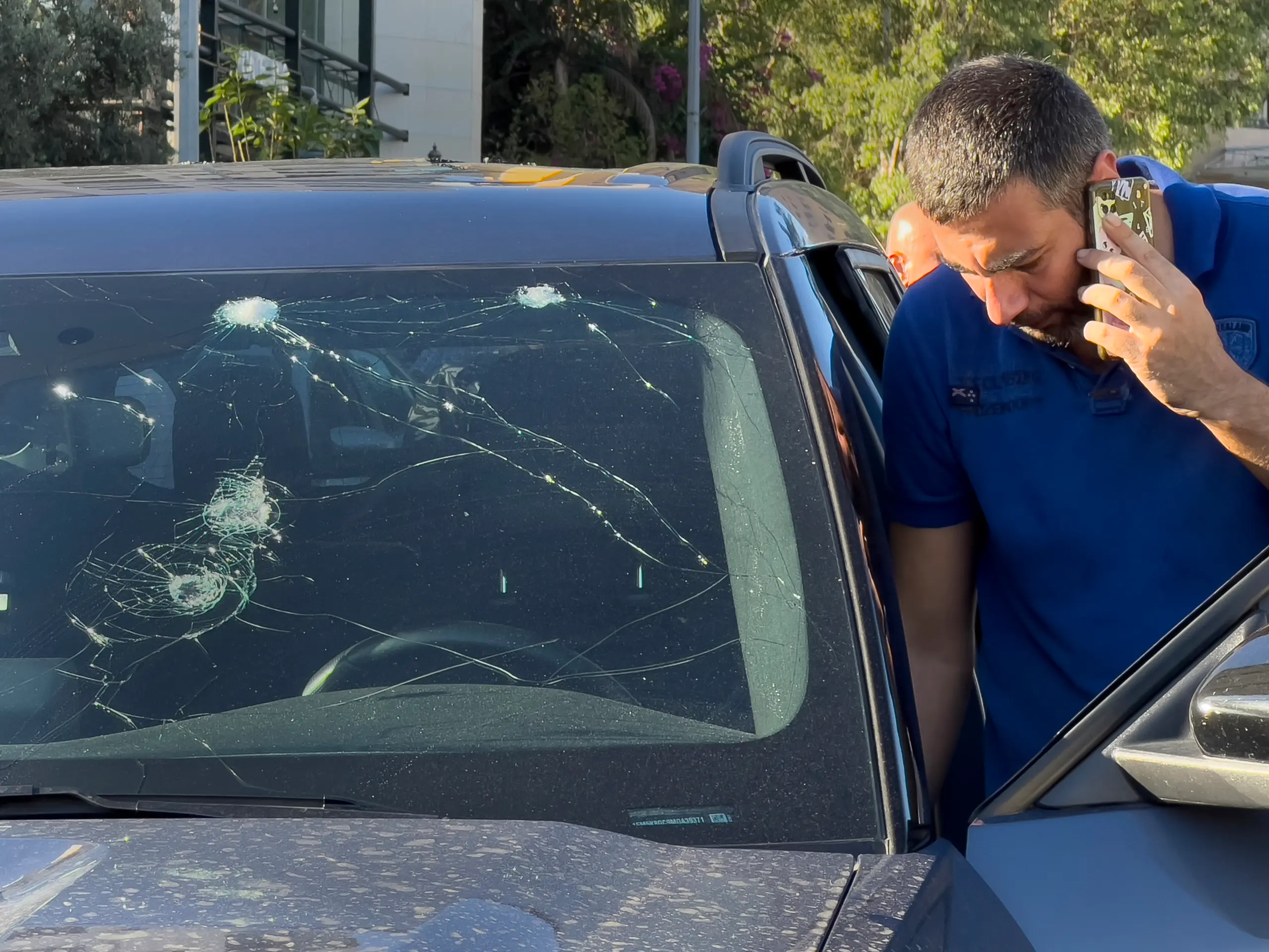 Na snímke policajt prehľadáva auto, v ktorom vybuchol ručný pager v Bejrúte.
