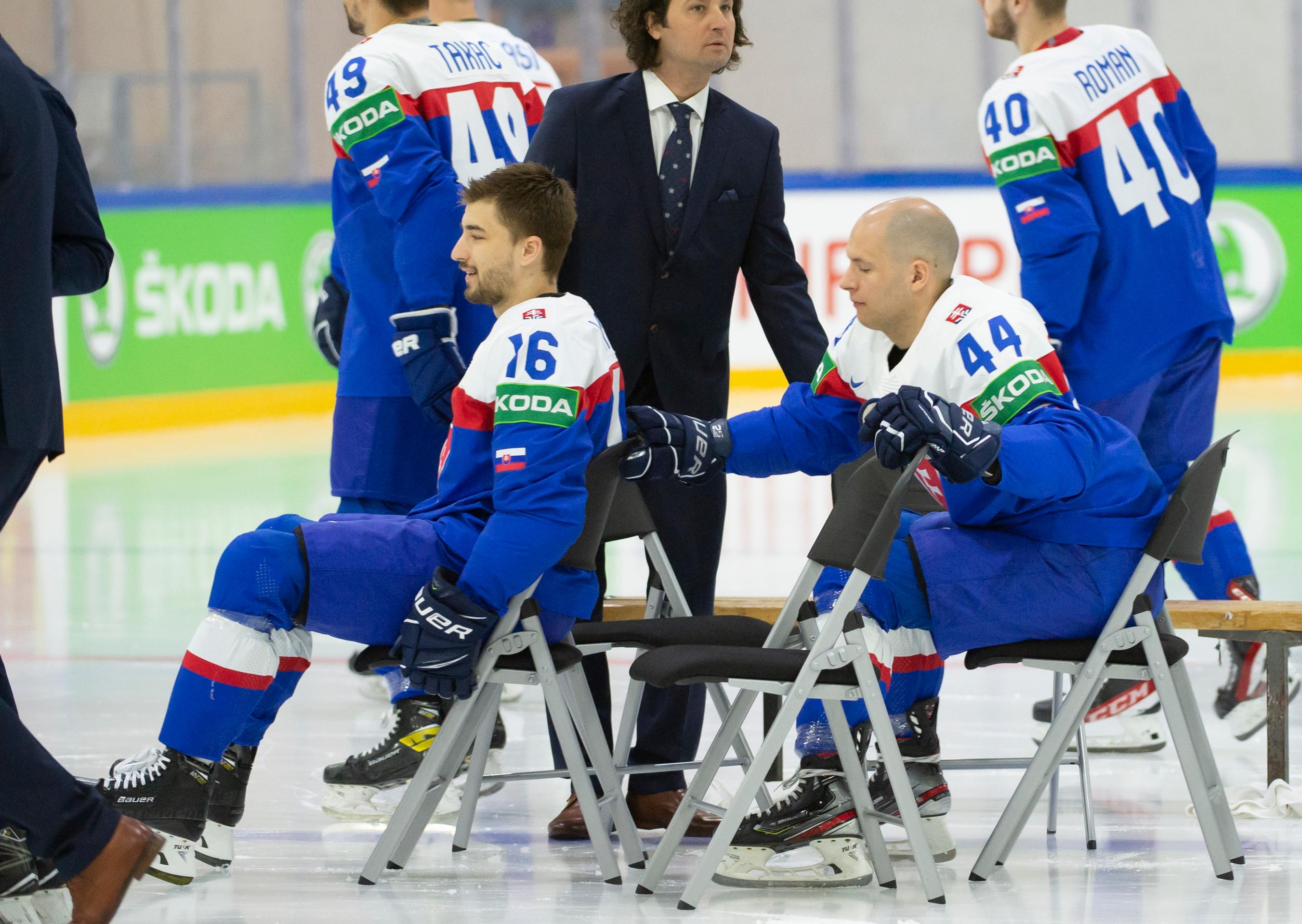 Sprava Mislav Rosandič a Róbert Lantoši počas spoločného fotenia tímu na MS 2022.