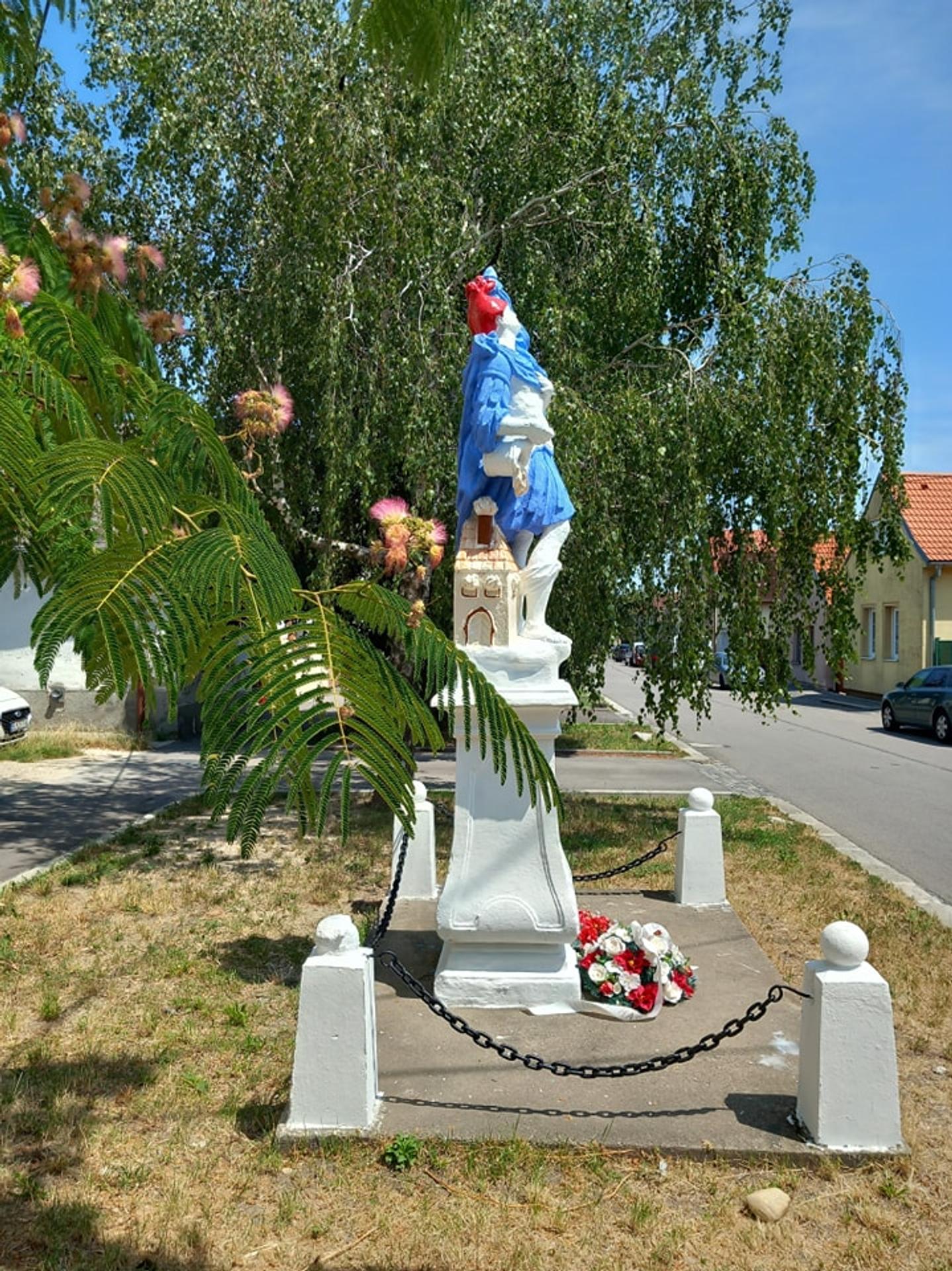 V Rači niekto svojvoľne premaľoval sochu svätého Floriána z roku 1721.