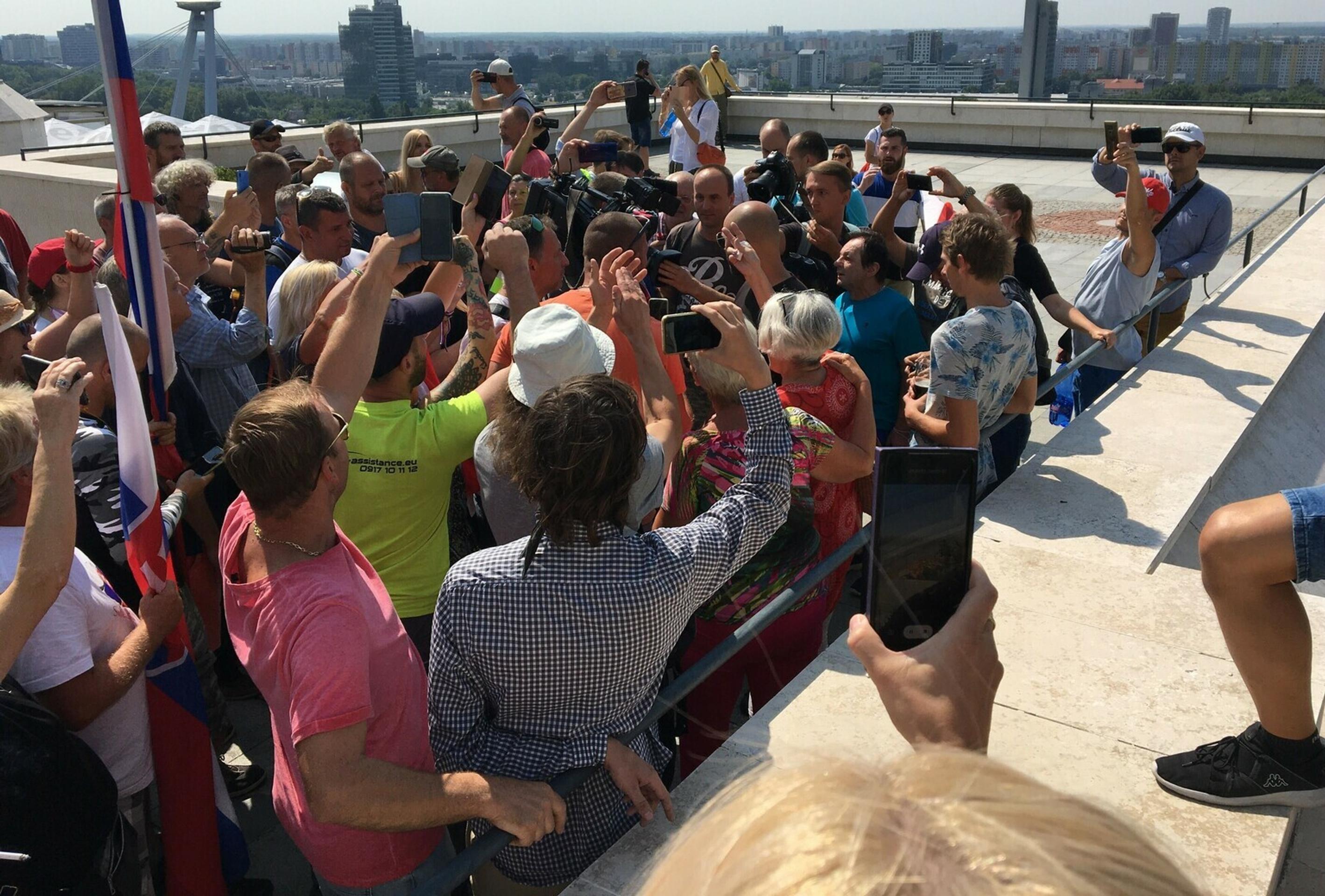 Demonštranti obkolesili štáb TV Markíza.