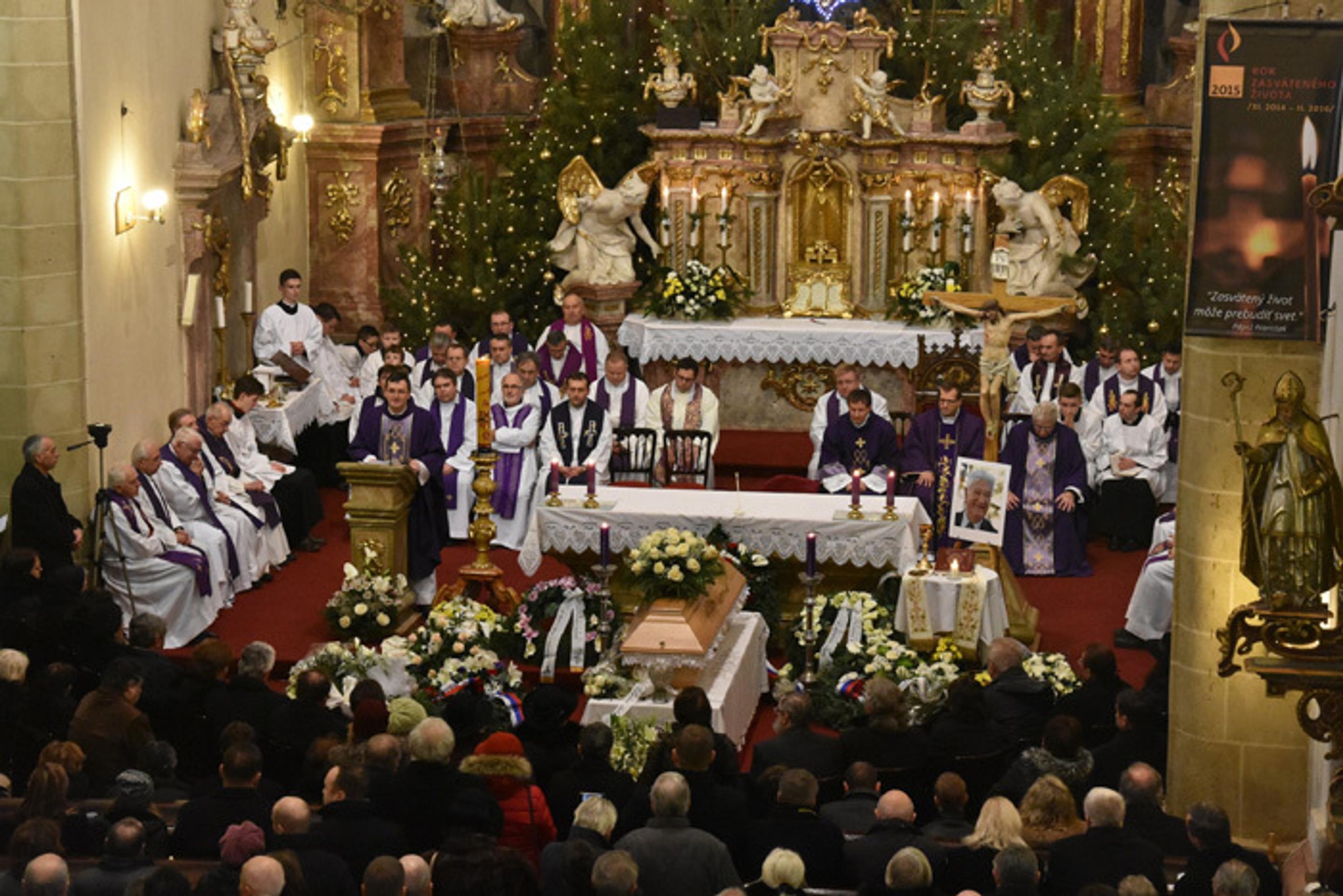 Posledná rozlúčka s kňazom Antonom Srholcom vo farskom Kostole sv. Michala v Skalici.