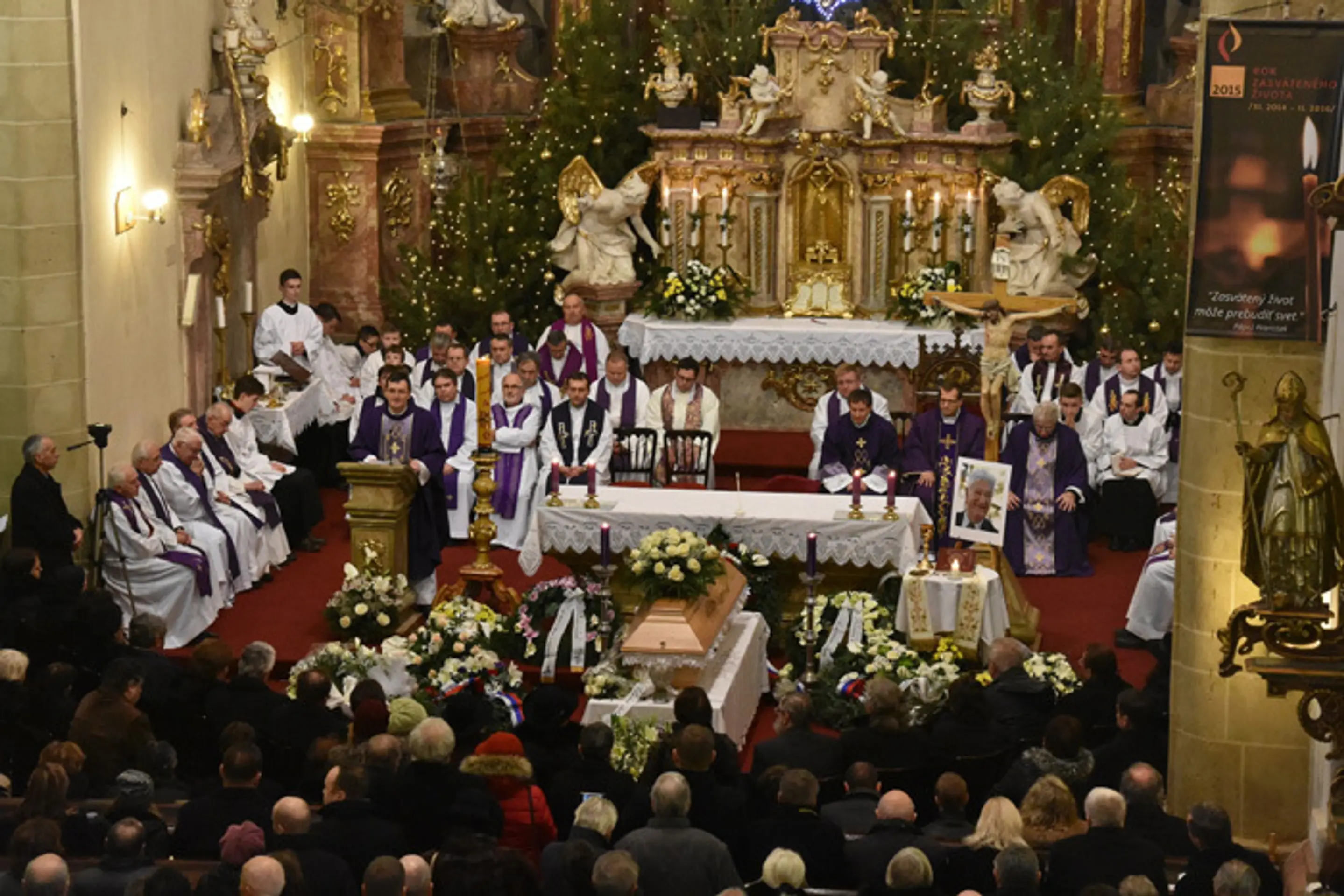 Posledná rozlúčka s kňazom Antonom Srholcom vo farskom Kostole sv. Michala v Skalici.