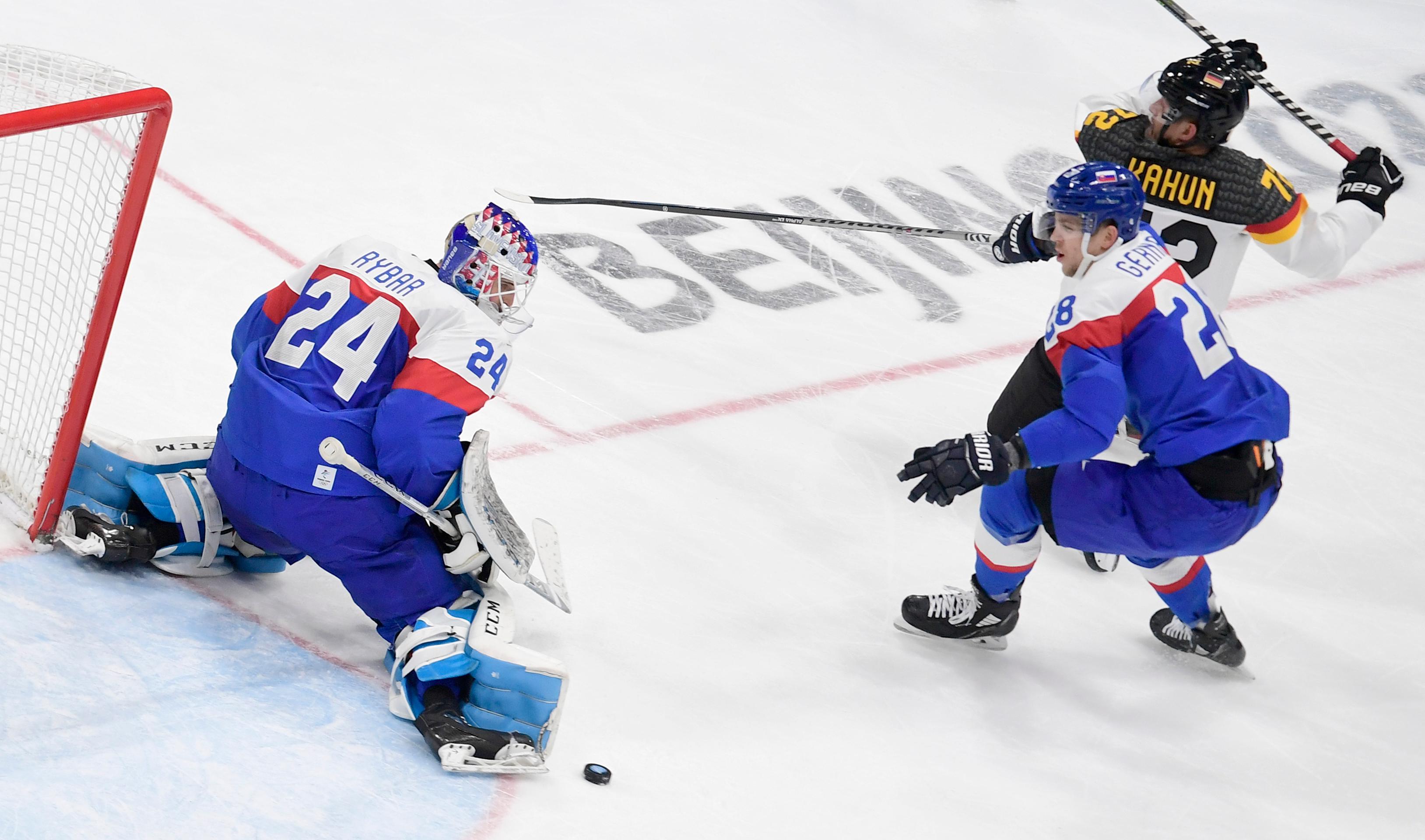 Zľava Patrik Rybár, Martin Gernát a Nemec Dominik Kahun v kvalifikácii o štvrťfinále ZOH 2022.