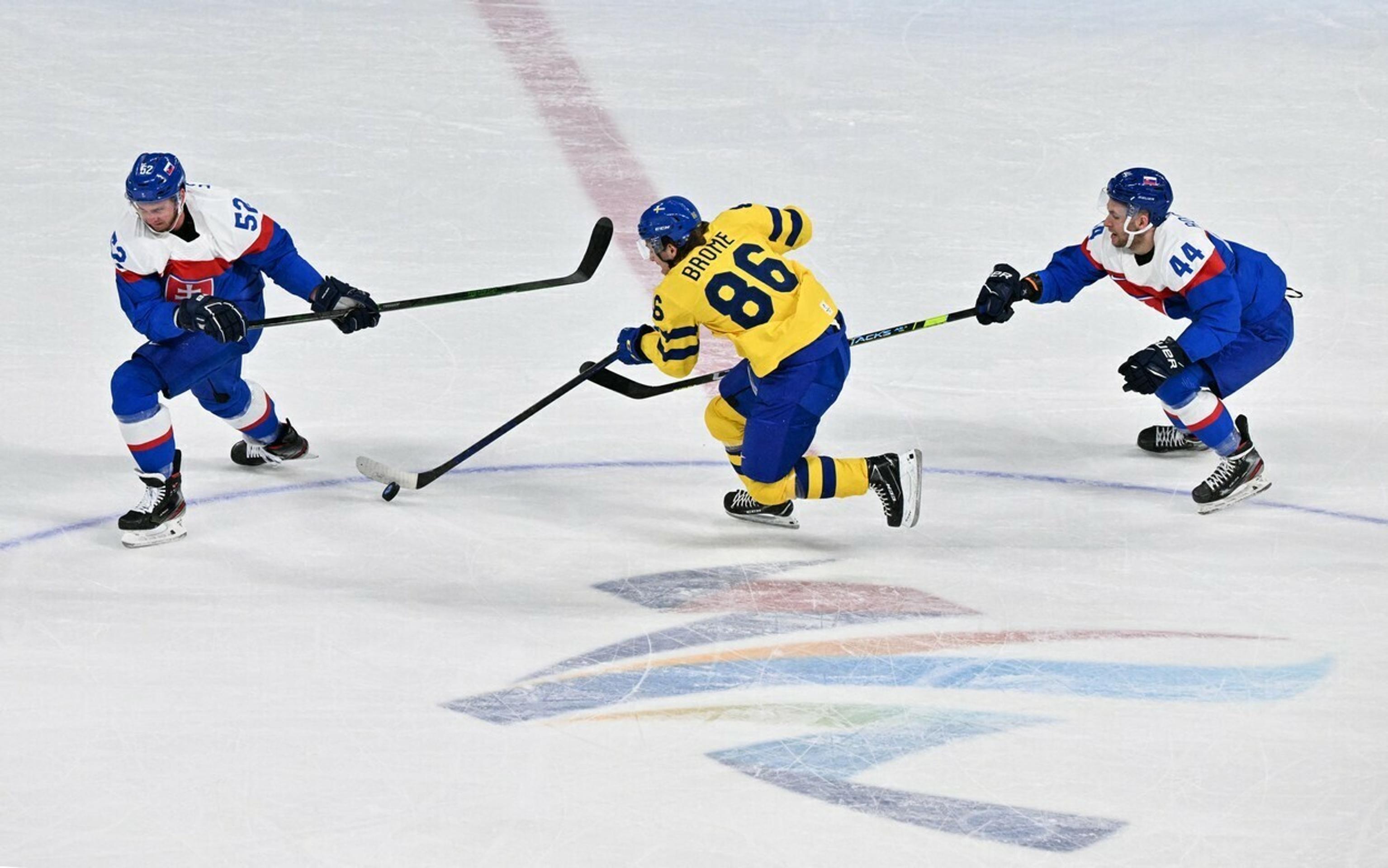 Švéd Mathias Brome (v strede) v obklopení Slovákov, zľava Martina Marinčina a Mislava Rosandiča.